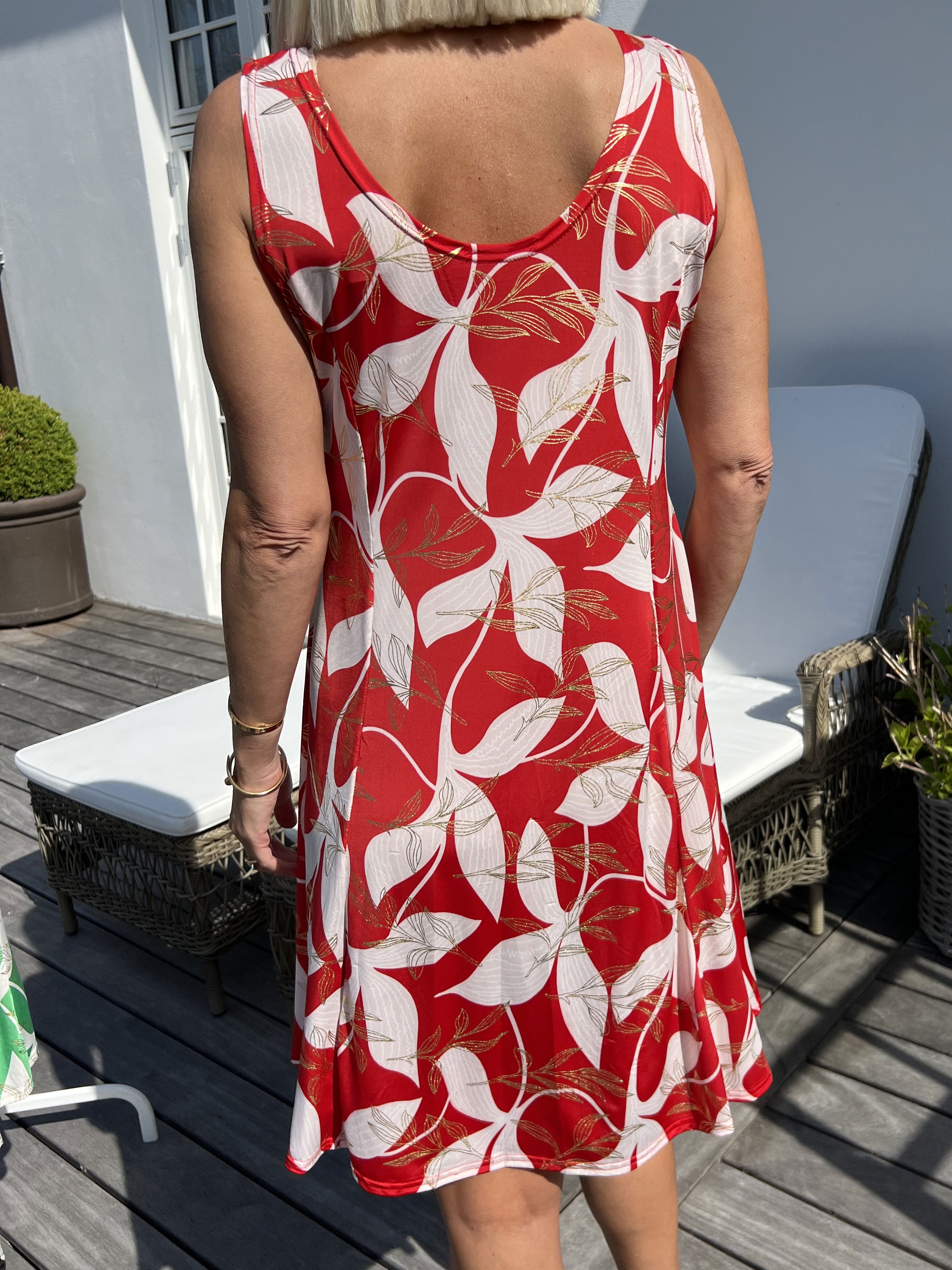 Maj Gold Leaf - Söt elastisk sommarklänning med bladmönster