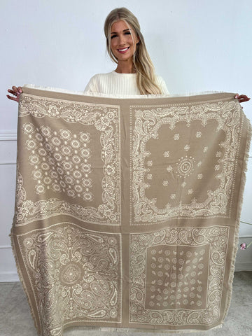 Marianne - Blødt tørklæde i viskose og uld med beige mønster