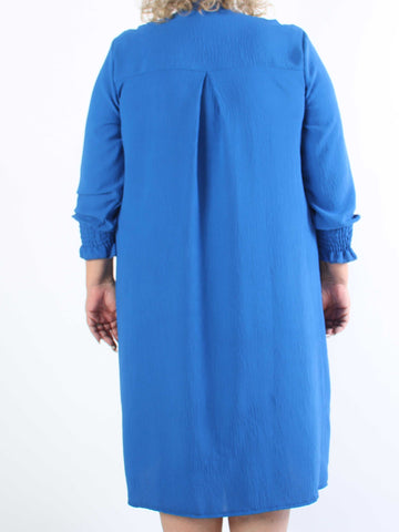 Marisol - Söt plus size-klänning med smock och v-ringning