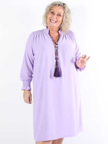Marisol - Söt plus size-klänning med smock och v-ringning