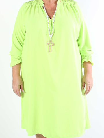 Marisol - Söt plus size-klänning med smock och v-ringning