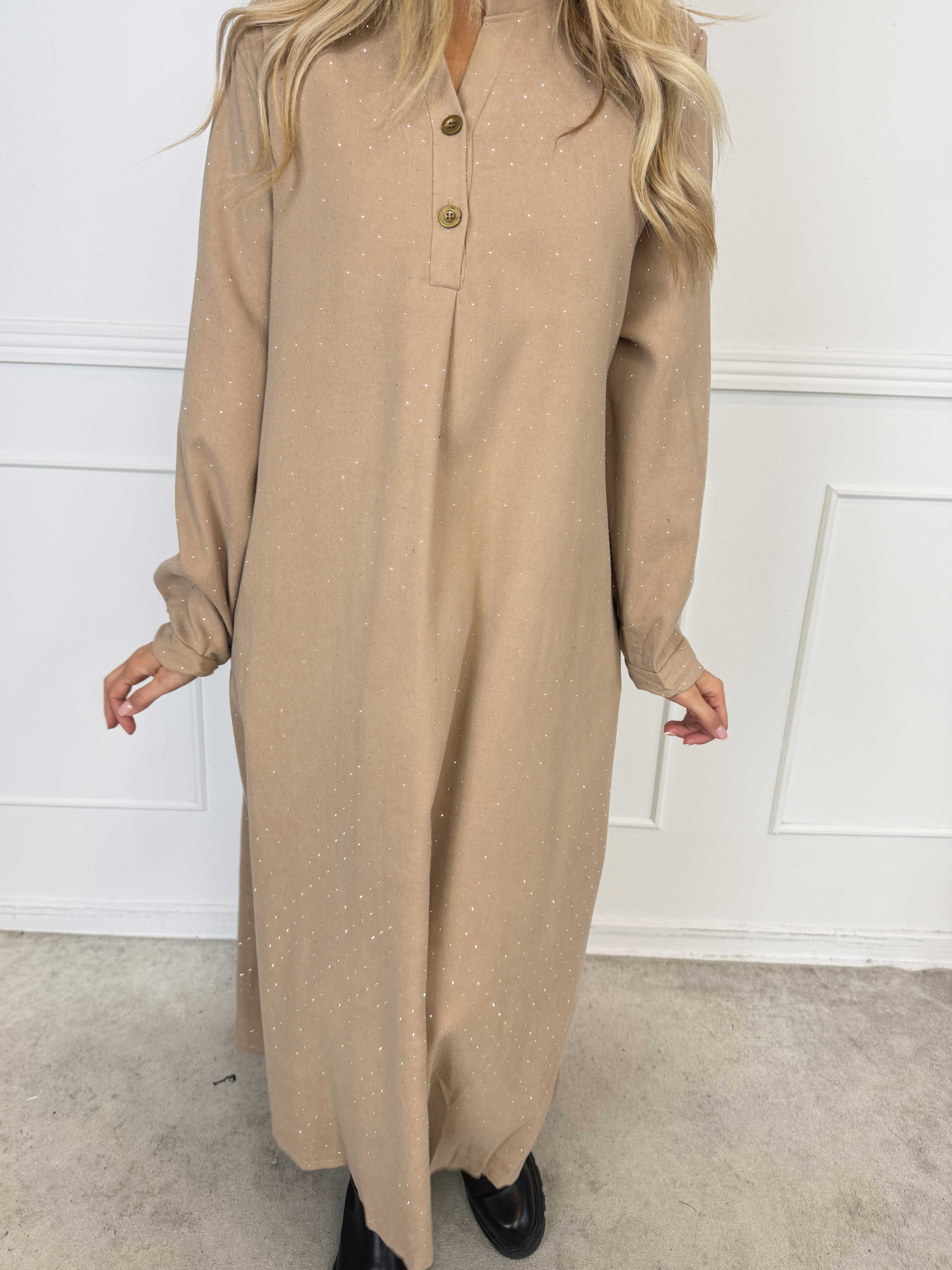 Margaux - Lång och elegant klänning i mjuk babysammet med fina, glittrande strass