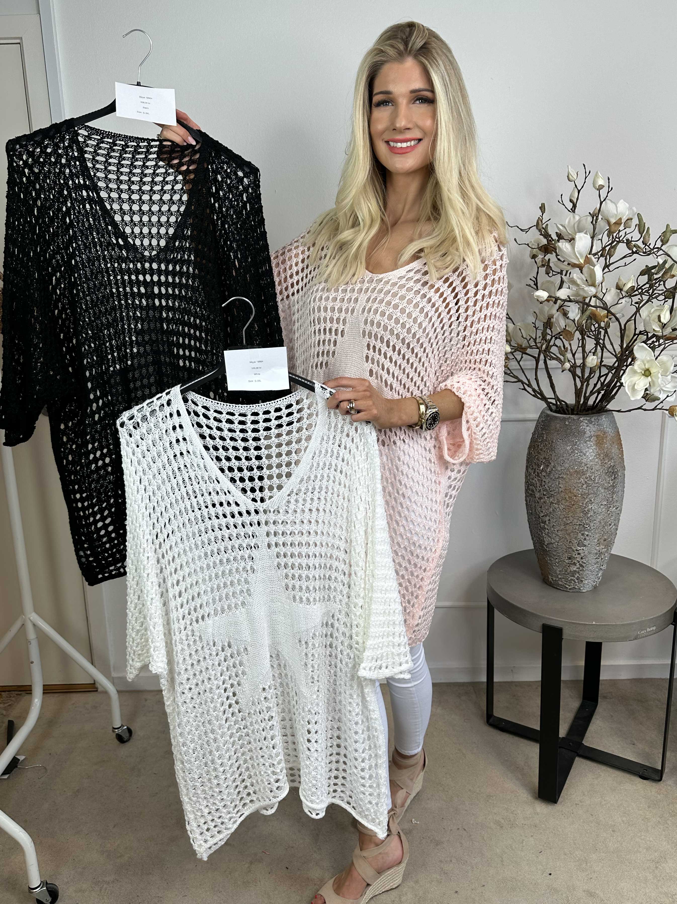 Maya - Söt stickad modell med spetsmönster och fladdermusärmar