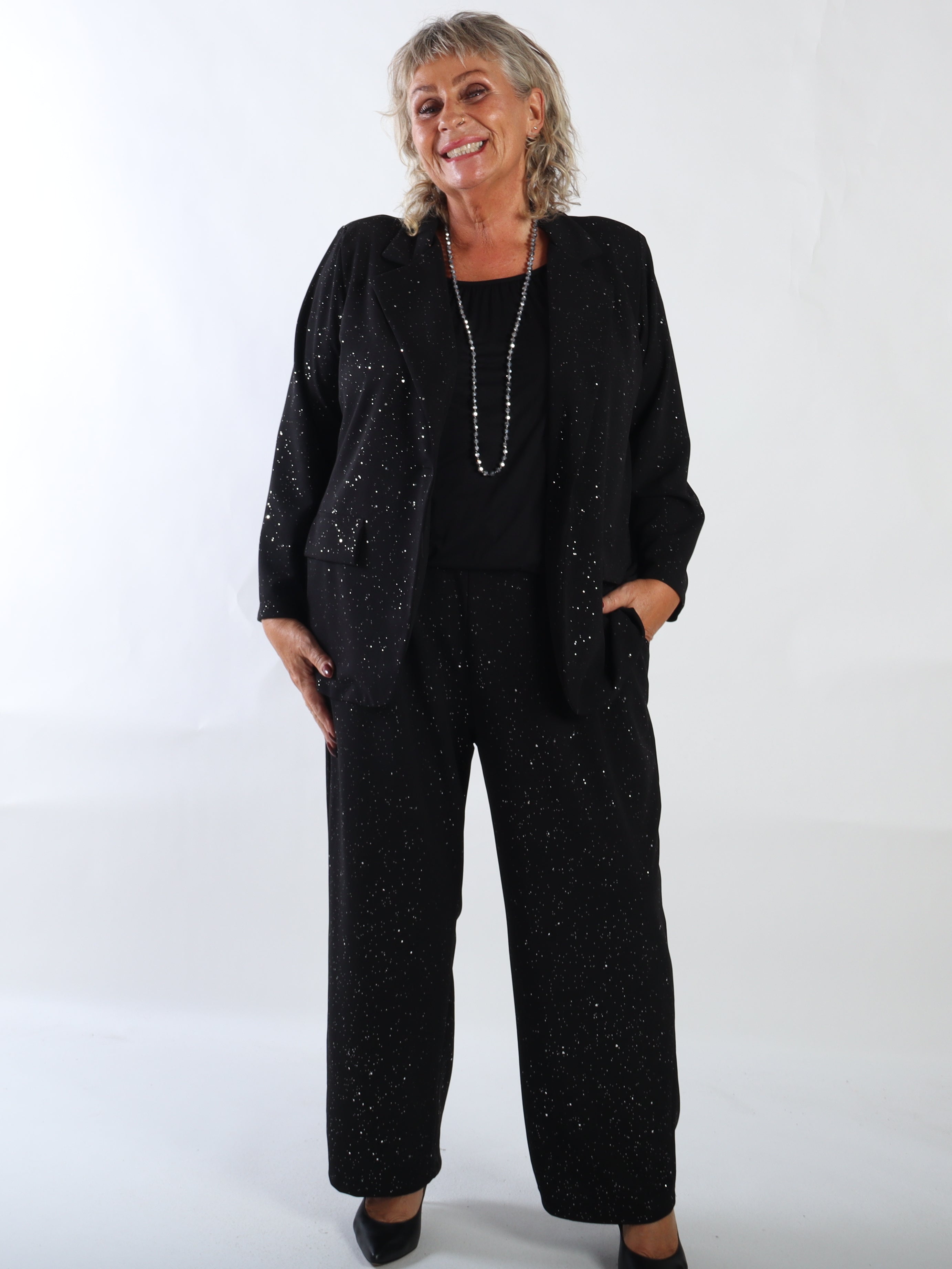 Medea Pants - Eleganta byxor i plus size med fint glitterdamm som ger en exklusiv look