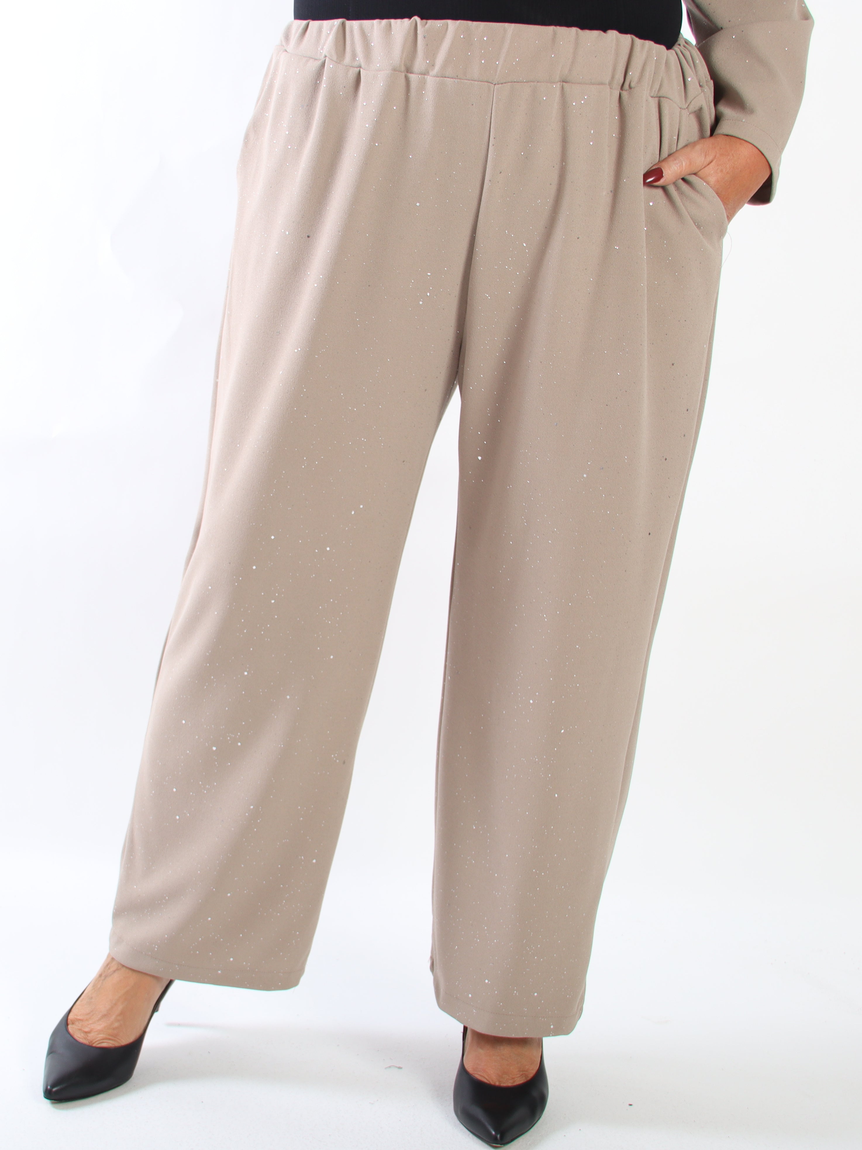 Medea Pants - Eleganta byxor i plus size med fint glitterdamm som ger en exklusiv look