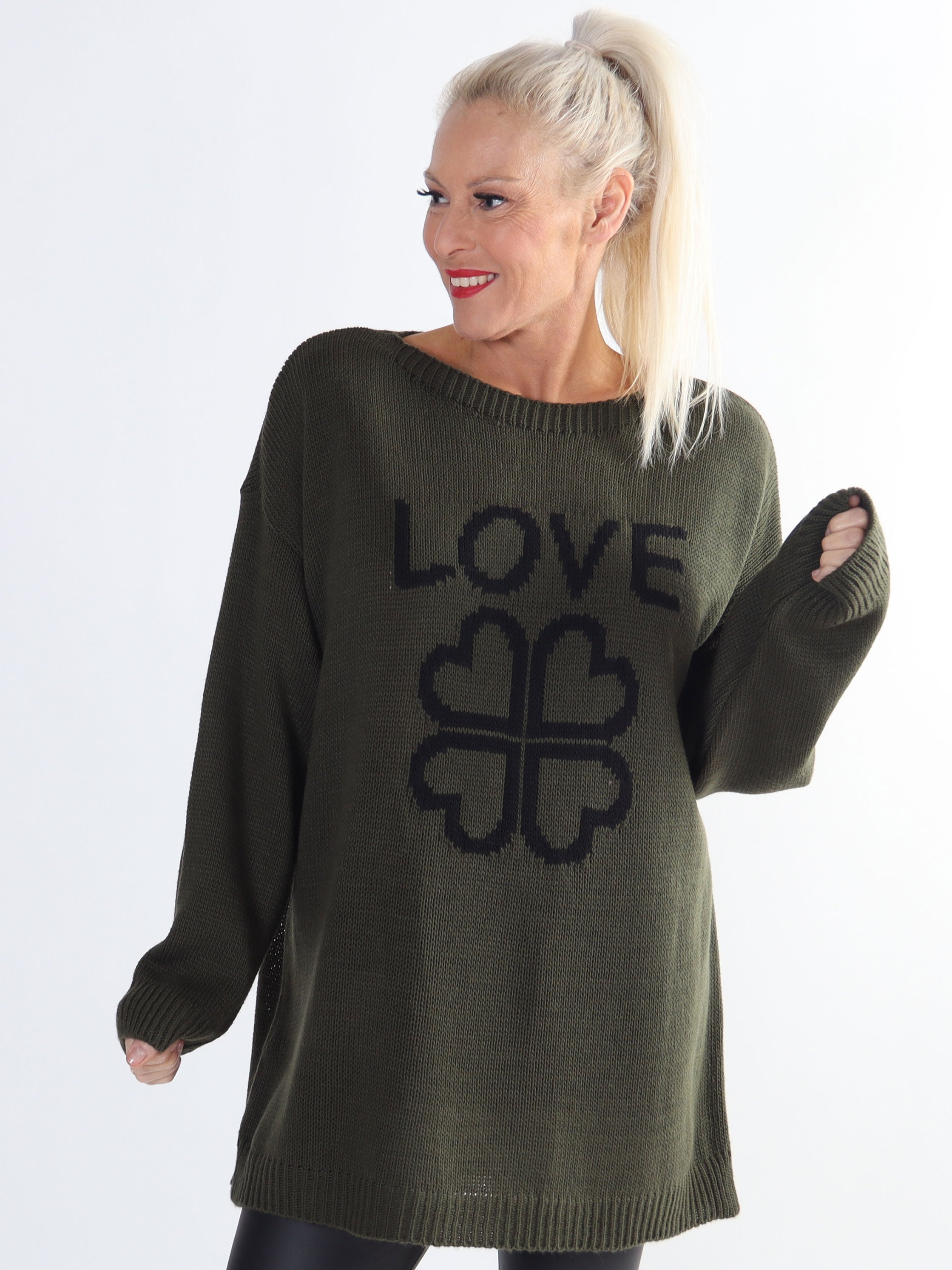 Mia - Stickad blus med fyrklöver i plus size-modell