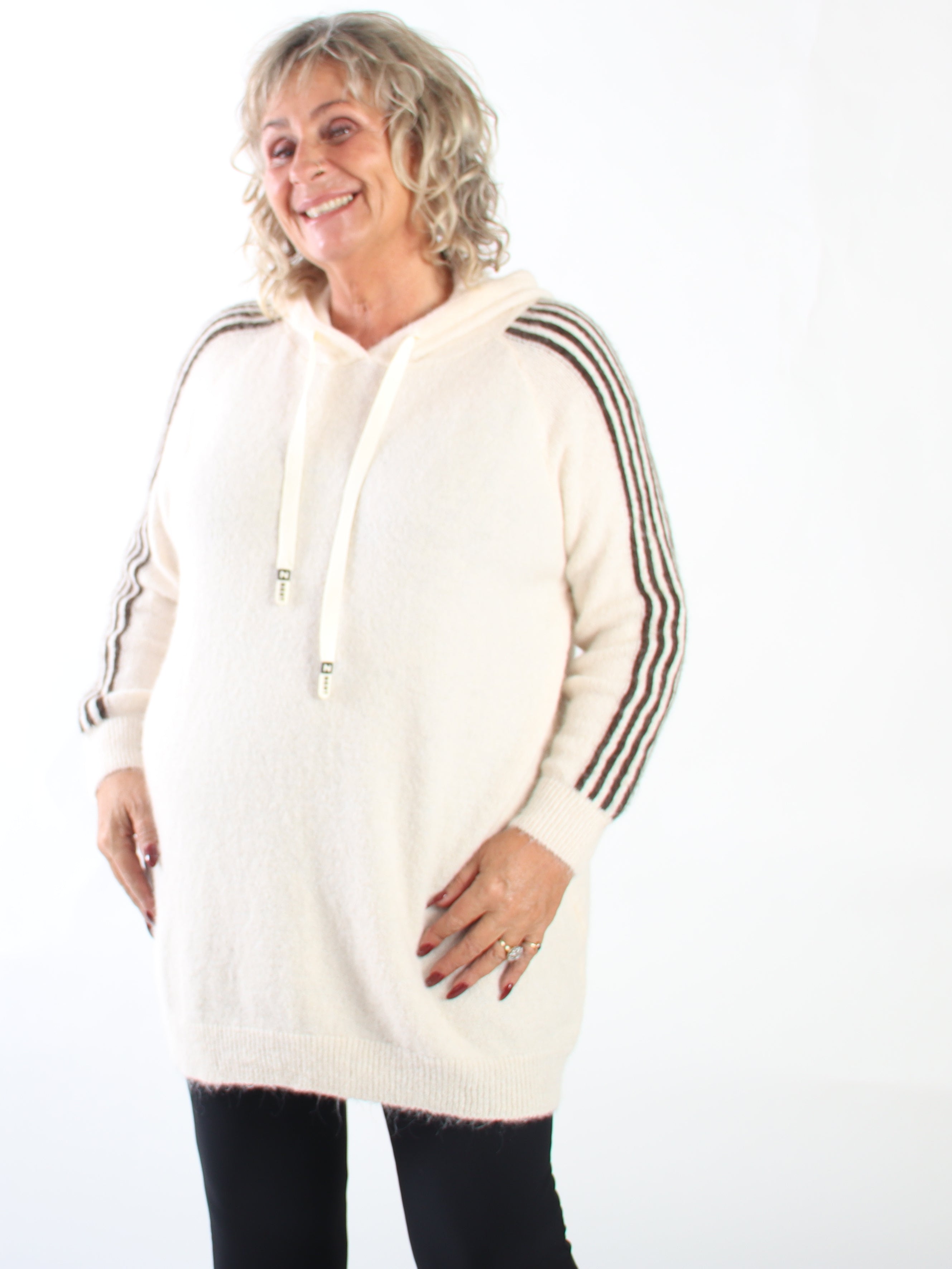 Mie - Lätt borstad stickad klänning i plus size med huva, långa ärmar och sportiga ränder