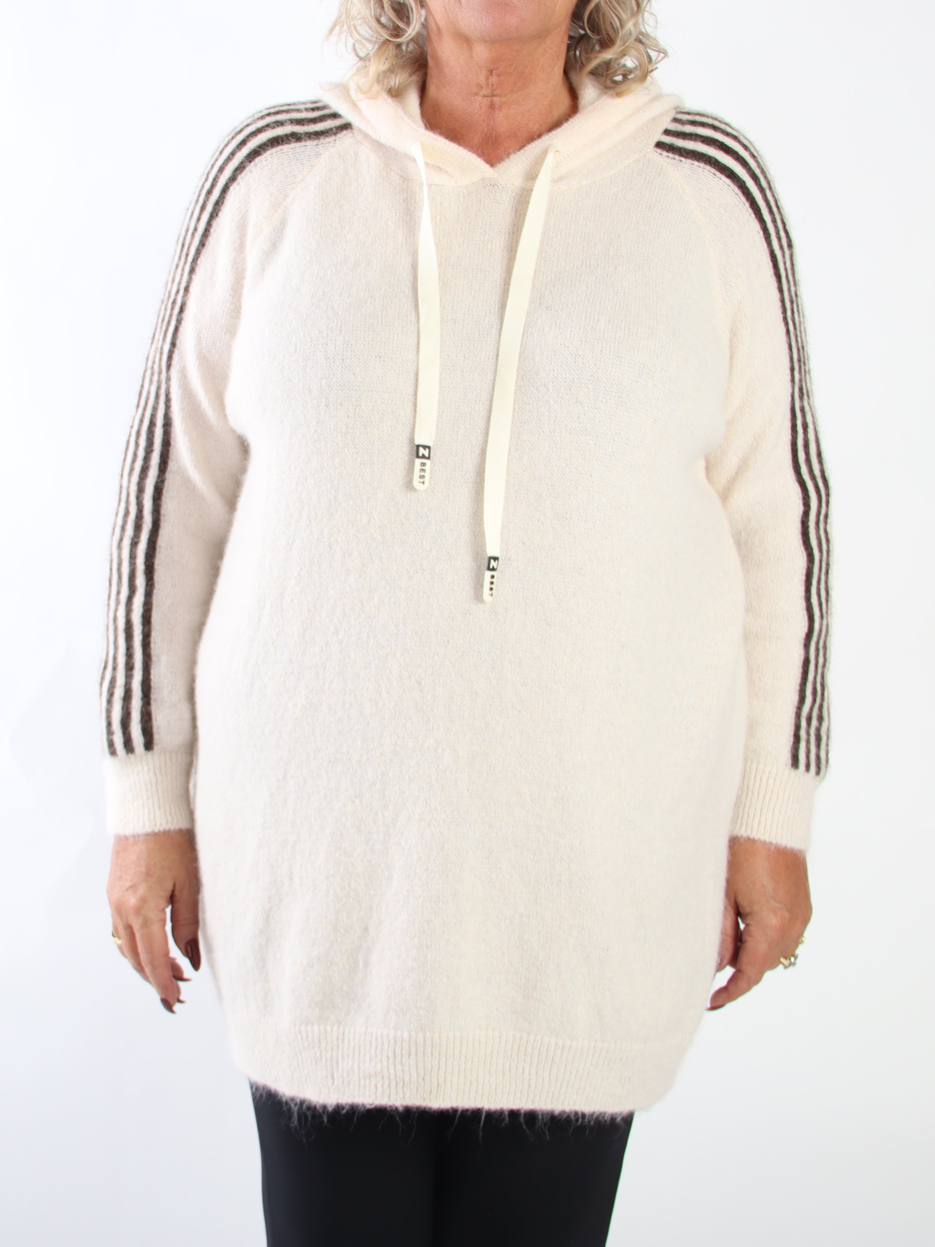 Mie - Lätt borstad stickad klänning i plus size med huva, långa ärmar och sportiga ränder