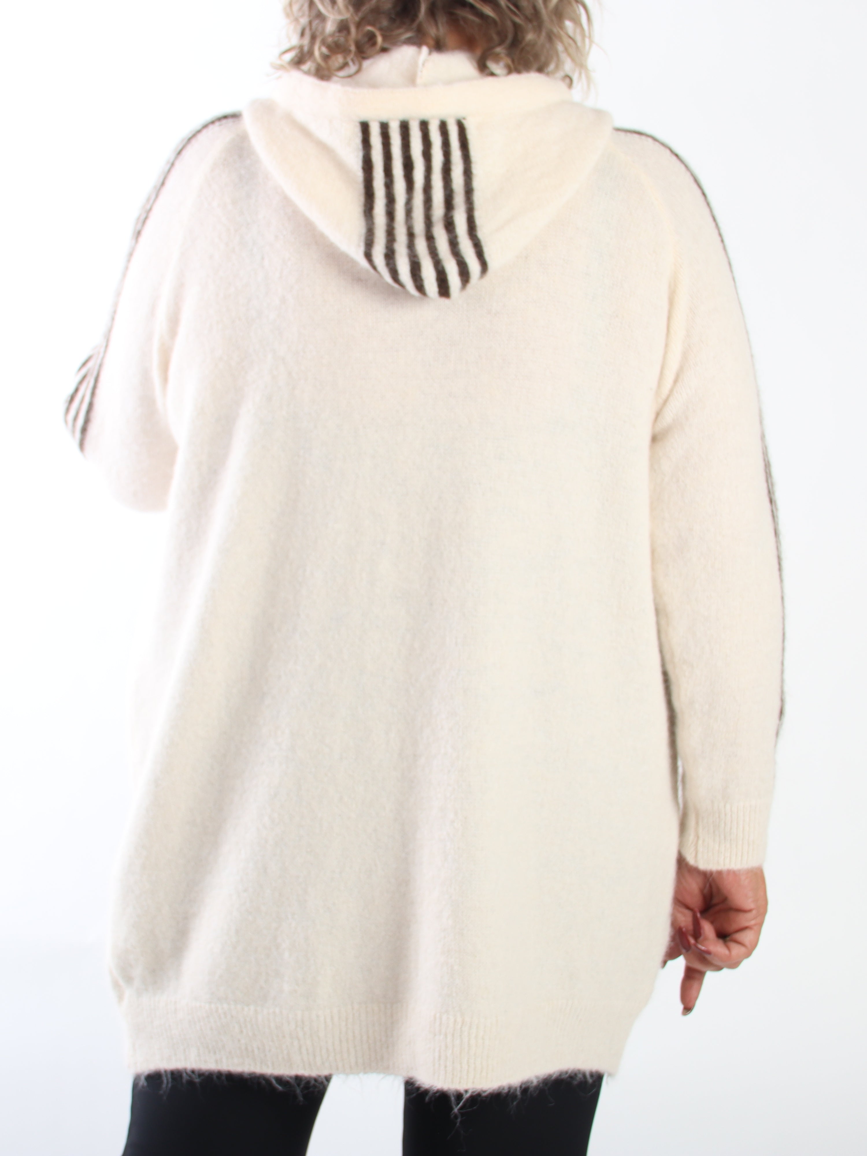 Mie - Lätt borstad stickad klänning i plus size med huva, långa ärmar och sportiga ränder