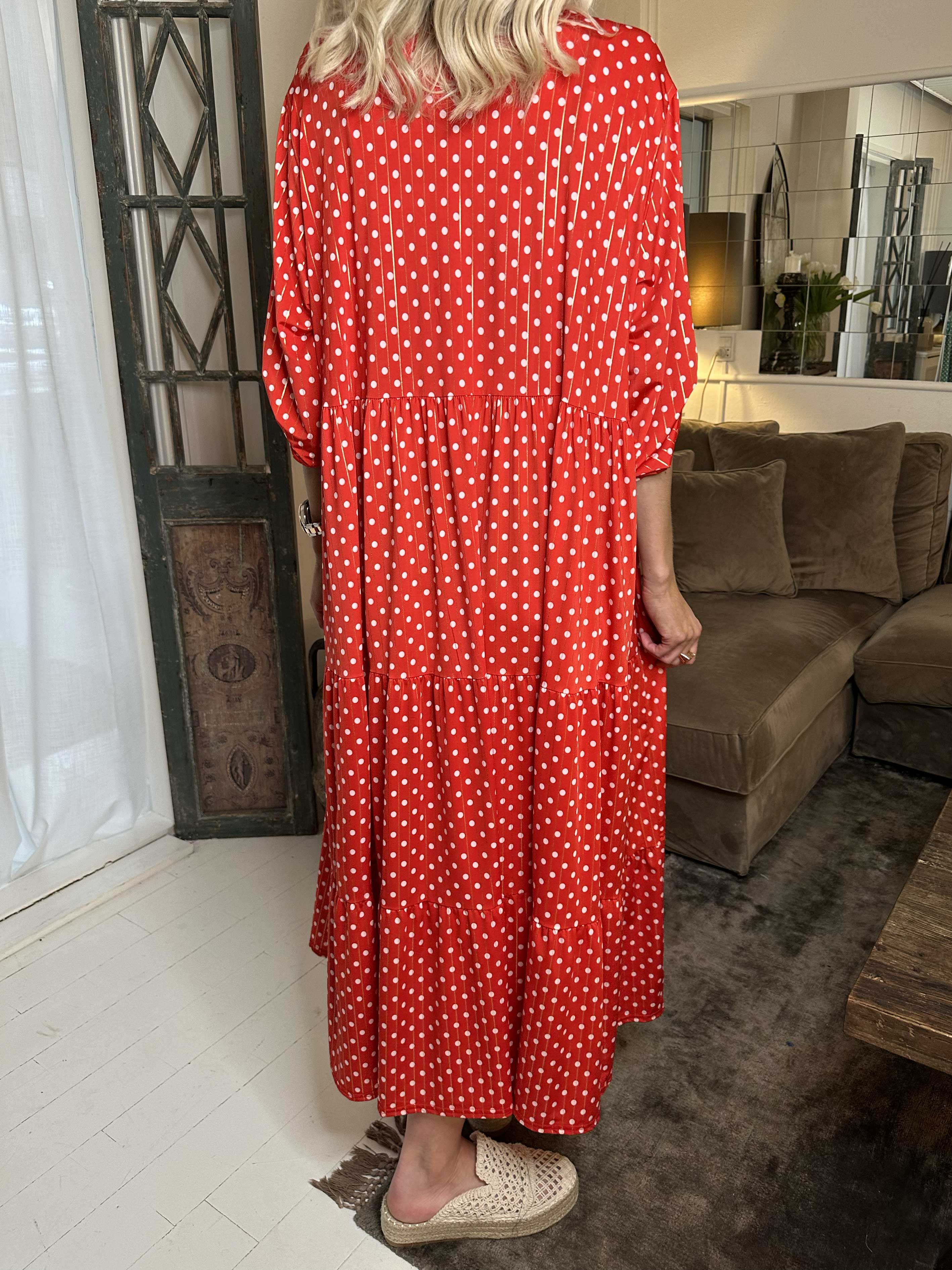 Milano Dot - Långklänning med prickar och lager-på-lager-look