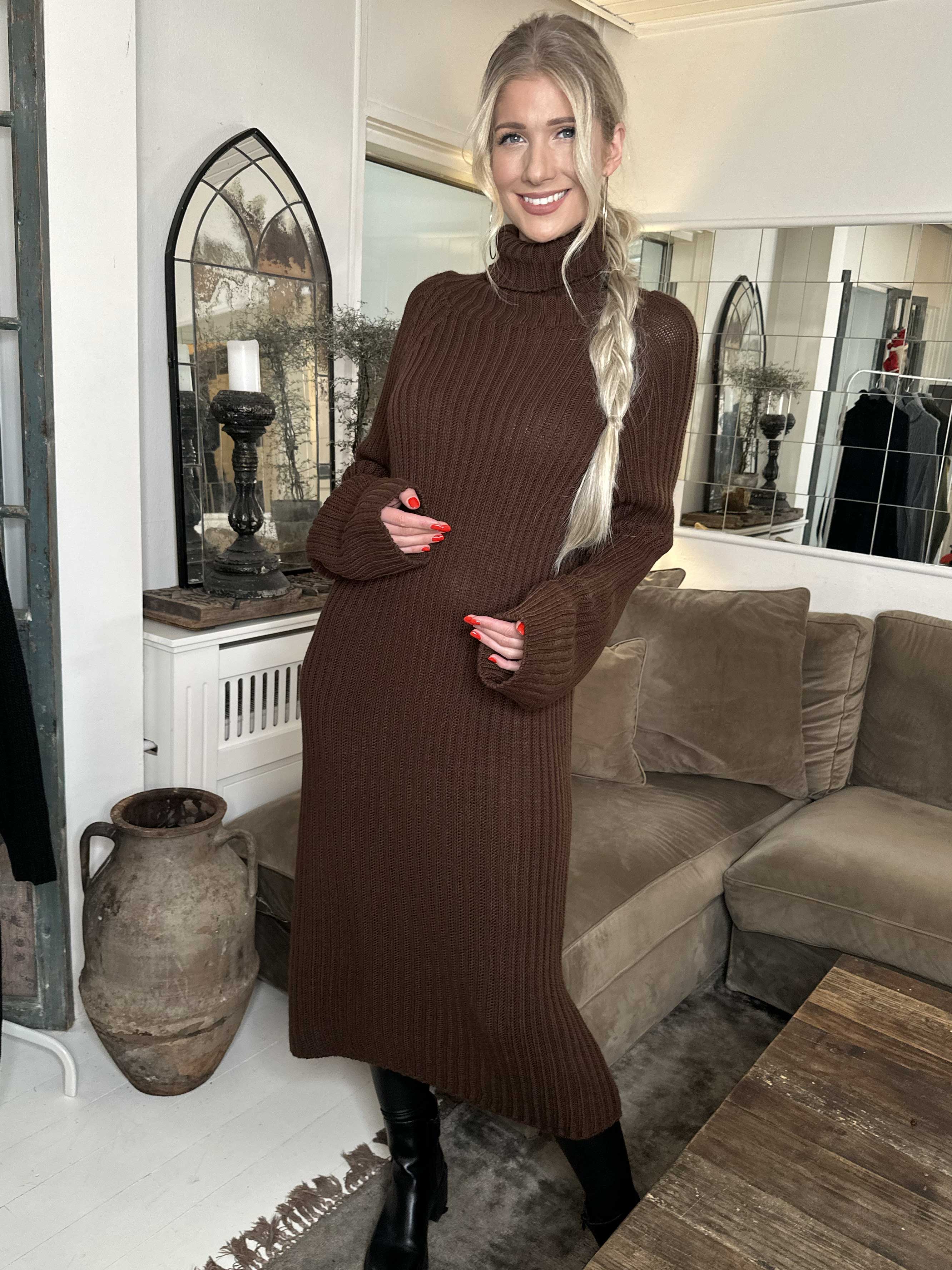 Milu - Lång stickad klänning med ribbstickning