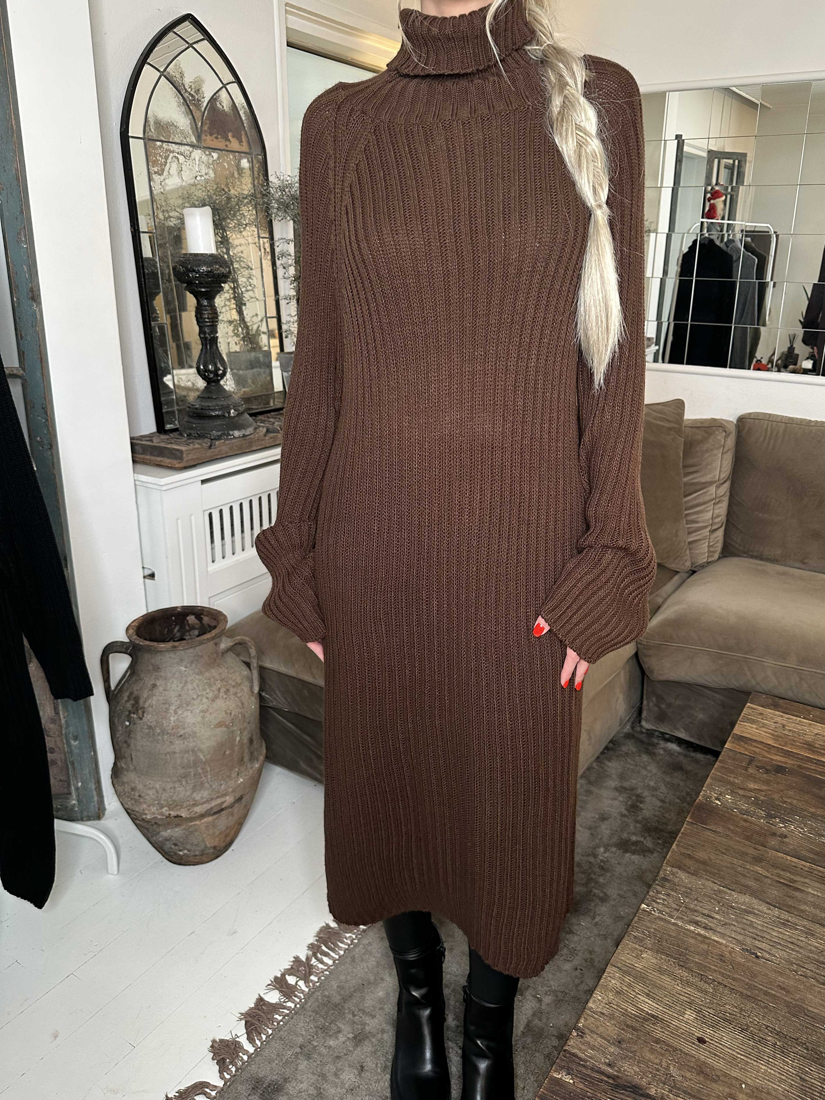 Milu - Lång stickad klänning med ribbstickning