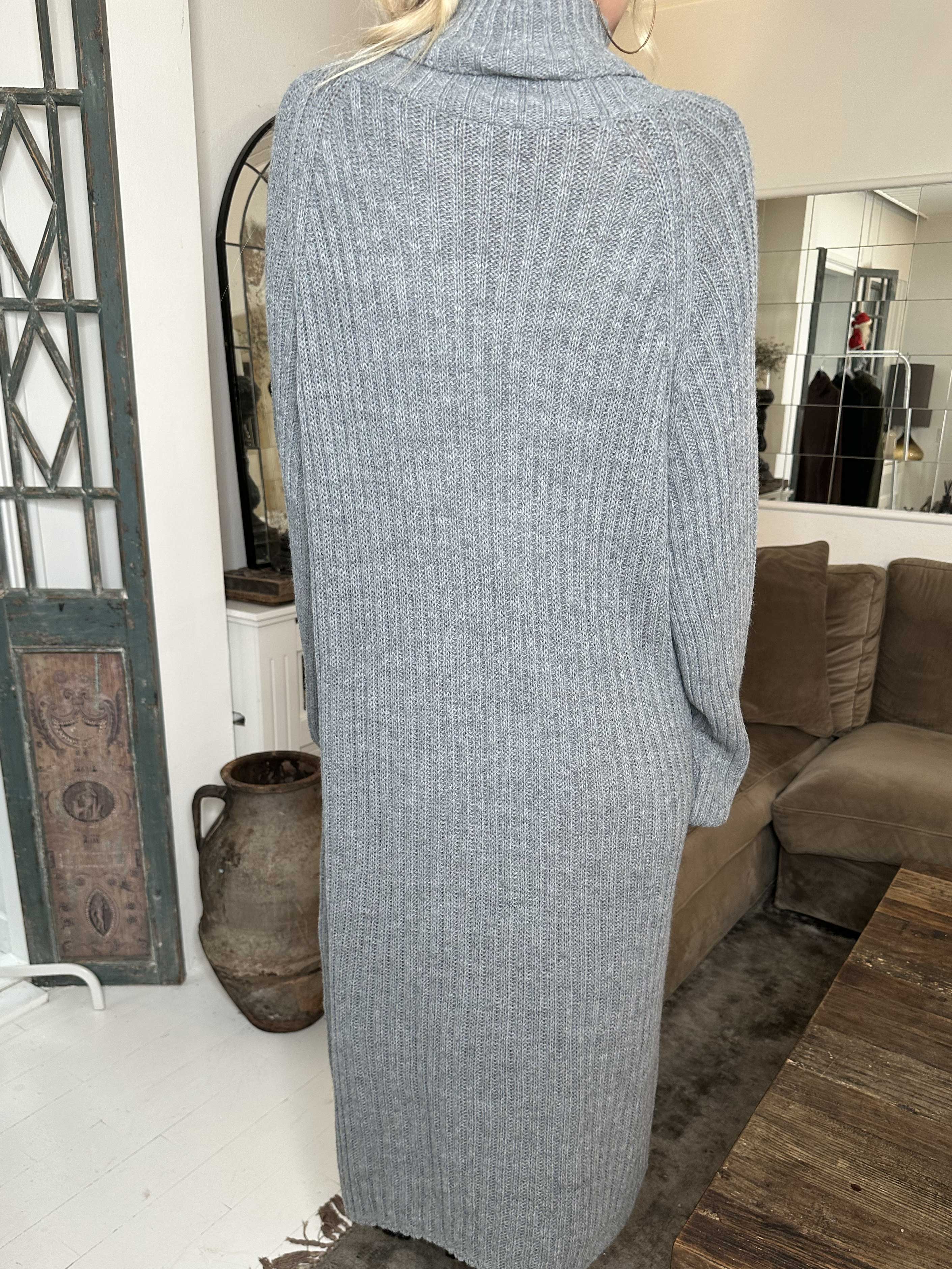 Milu - Lång stickad klänning med ribbstickning