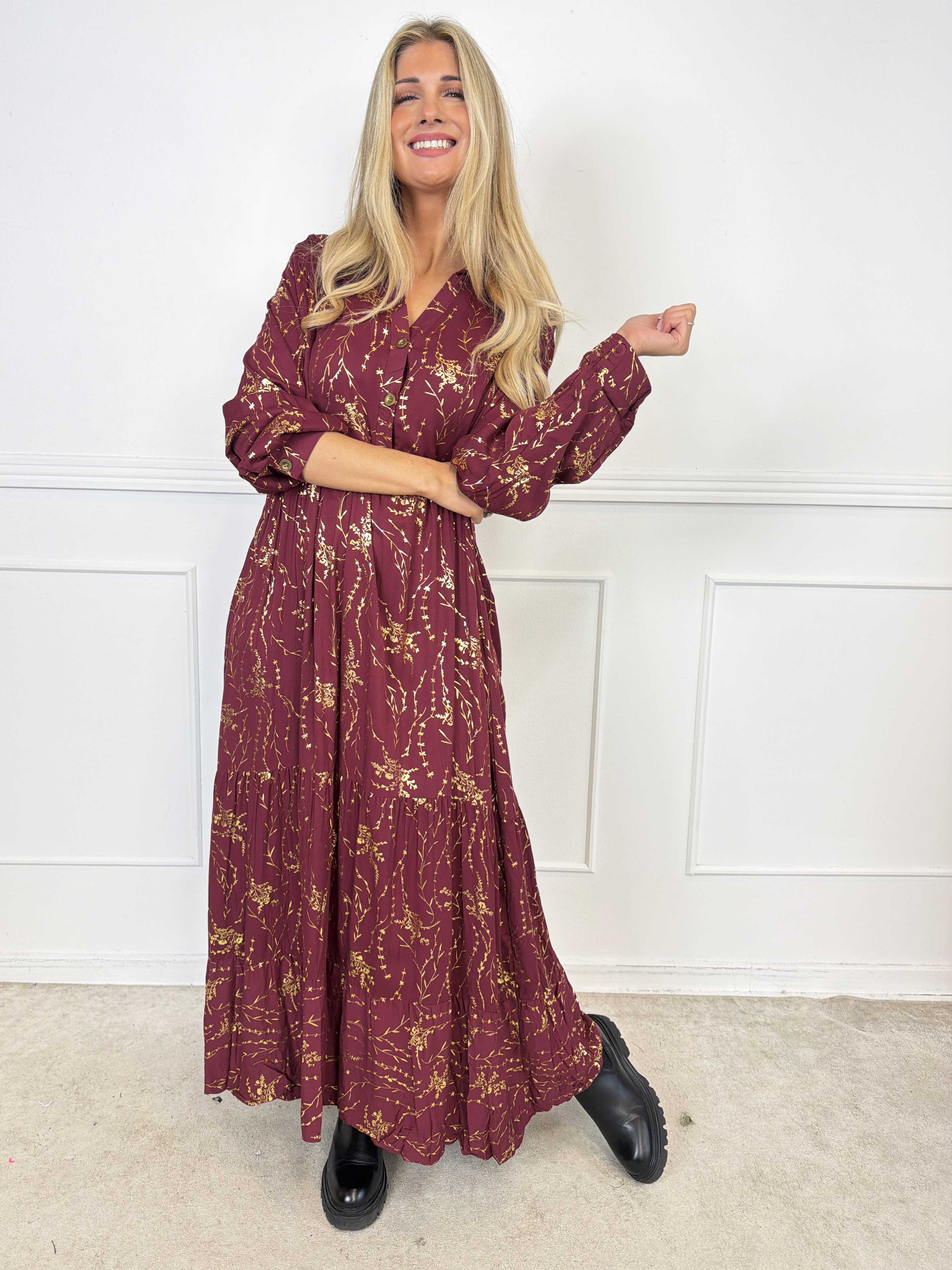 Mirabelle - Lång och elegant klänning i viskos med lager-på-lager-look och exklusivt guldtryck