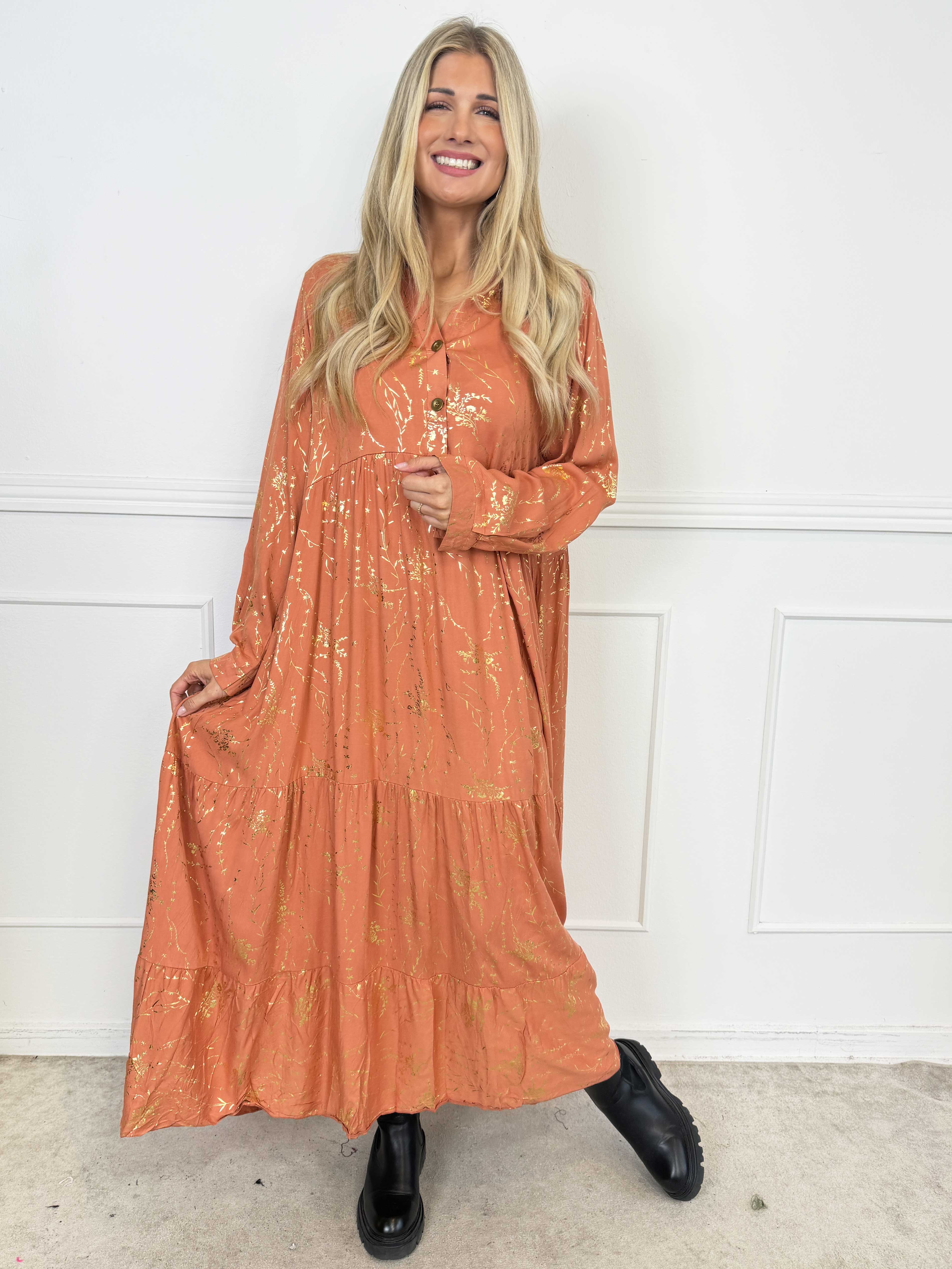 Mirabelle - Lång och elegant klänning i viskos med lager-på-lager-look och exklusivt guldtryck