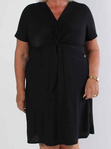 Molly Plain Short - Elastisk plus size klänning med fin knytdetalj framtill