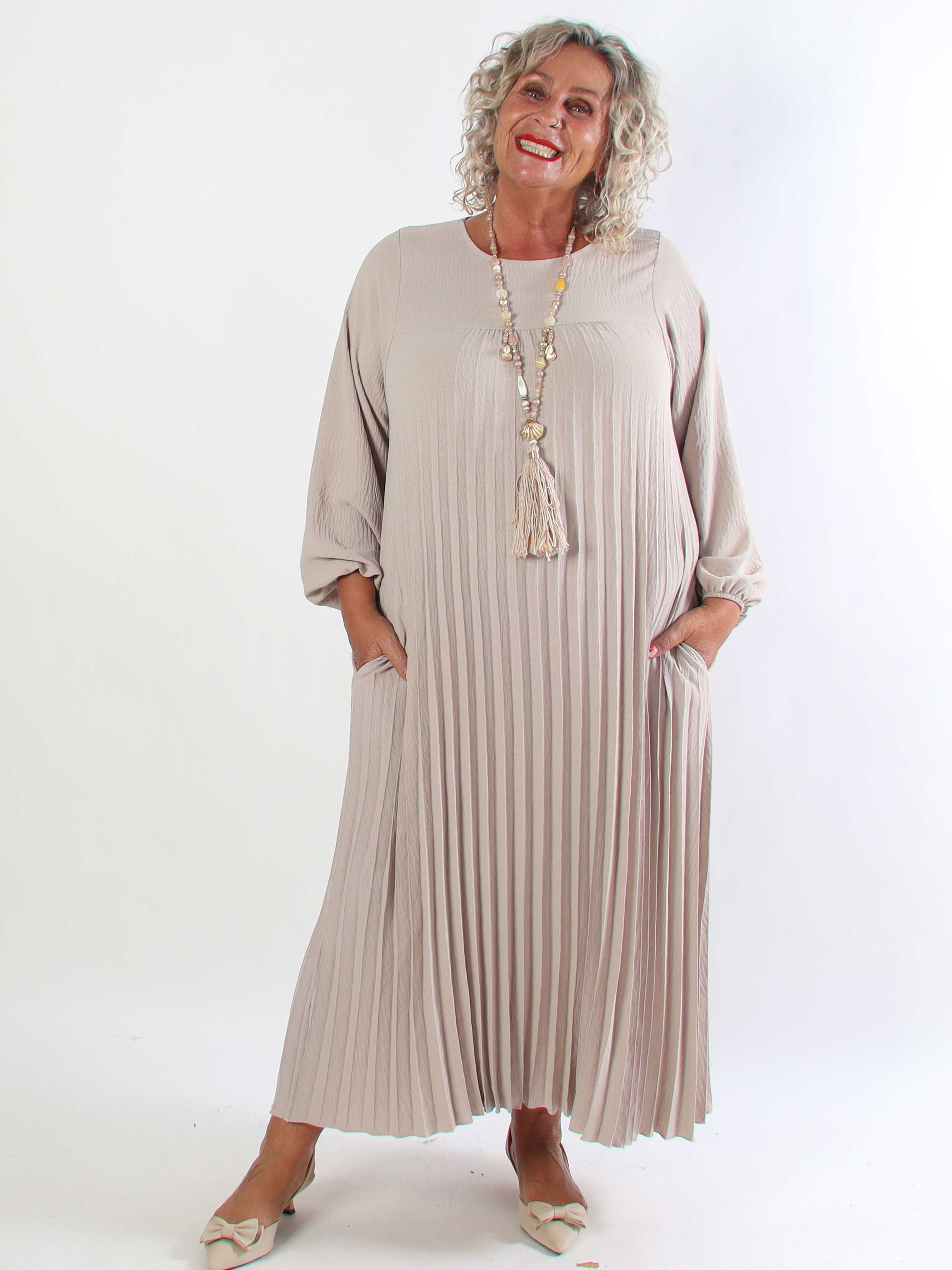 Nancy Long Sleeve - Lång plus size klänning med plissering och fickor