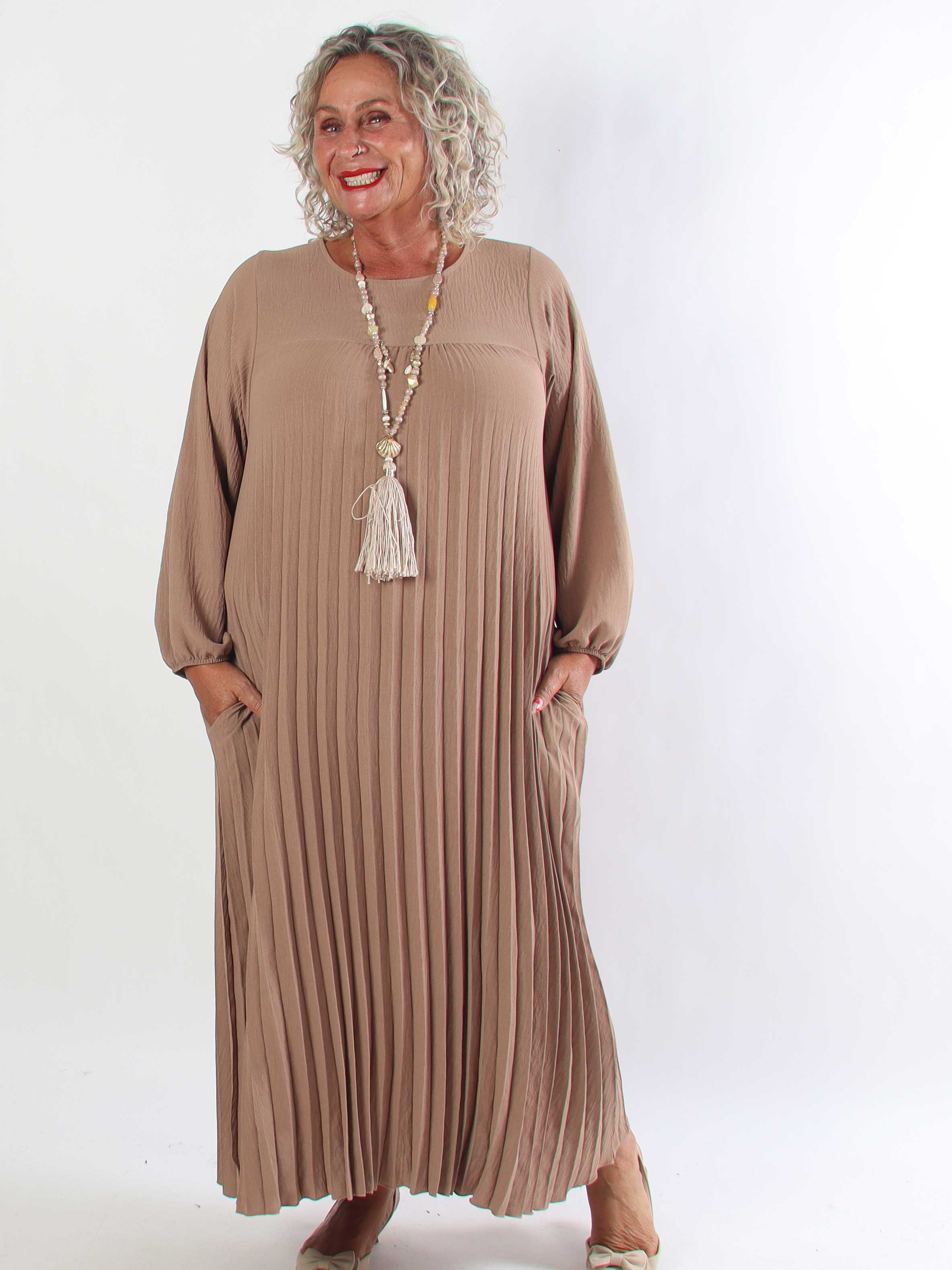Nancy Long Sleeve - Lång plus size klänning med plissering och fickor