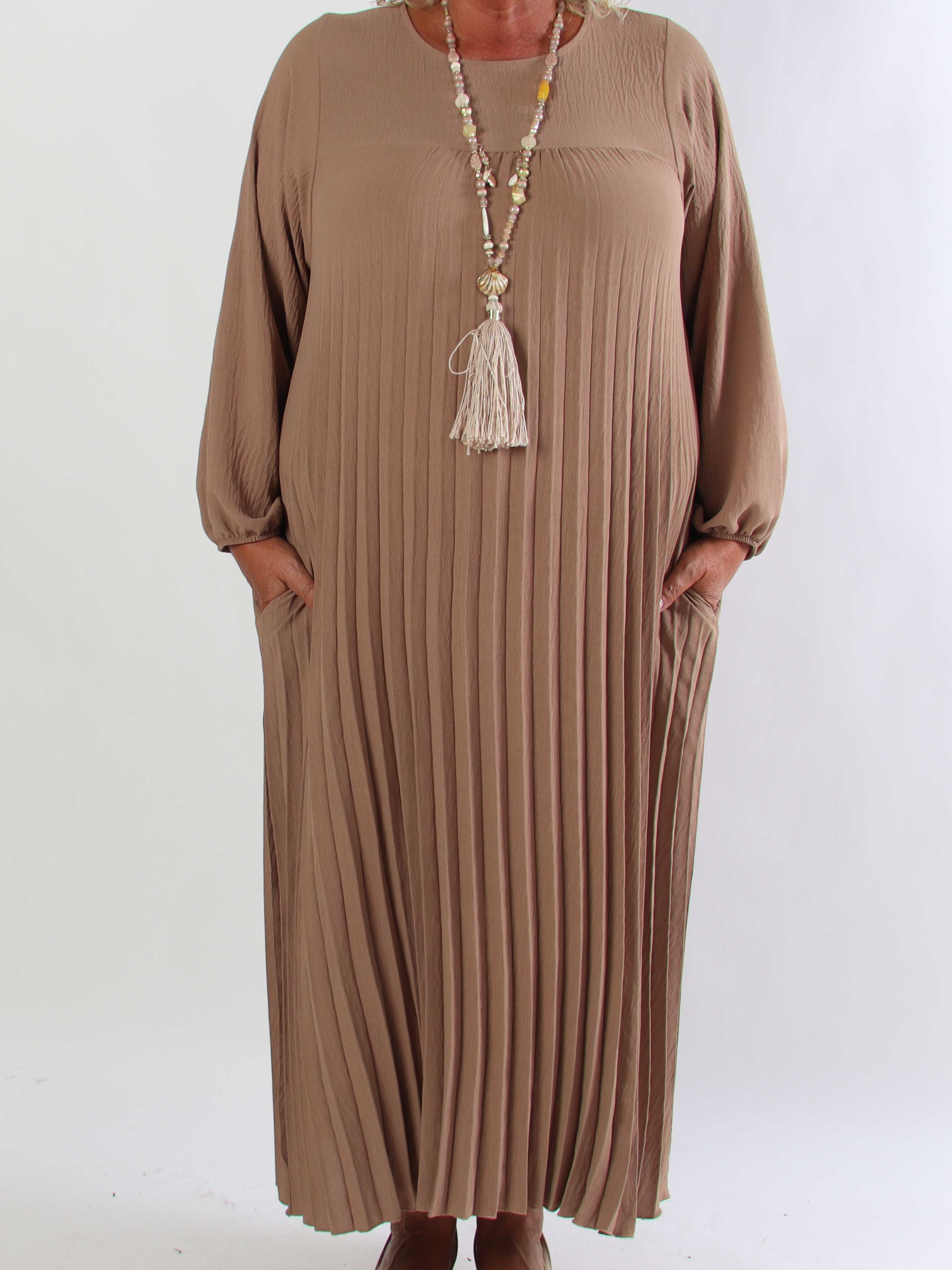 Nancy Long Sleeve - Lång plus size klänning med plissering och fickor