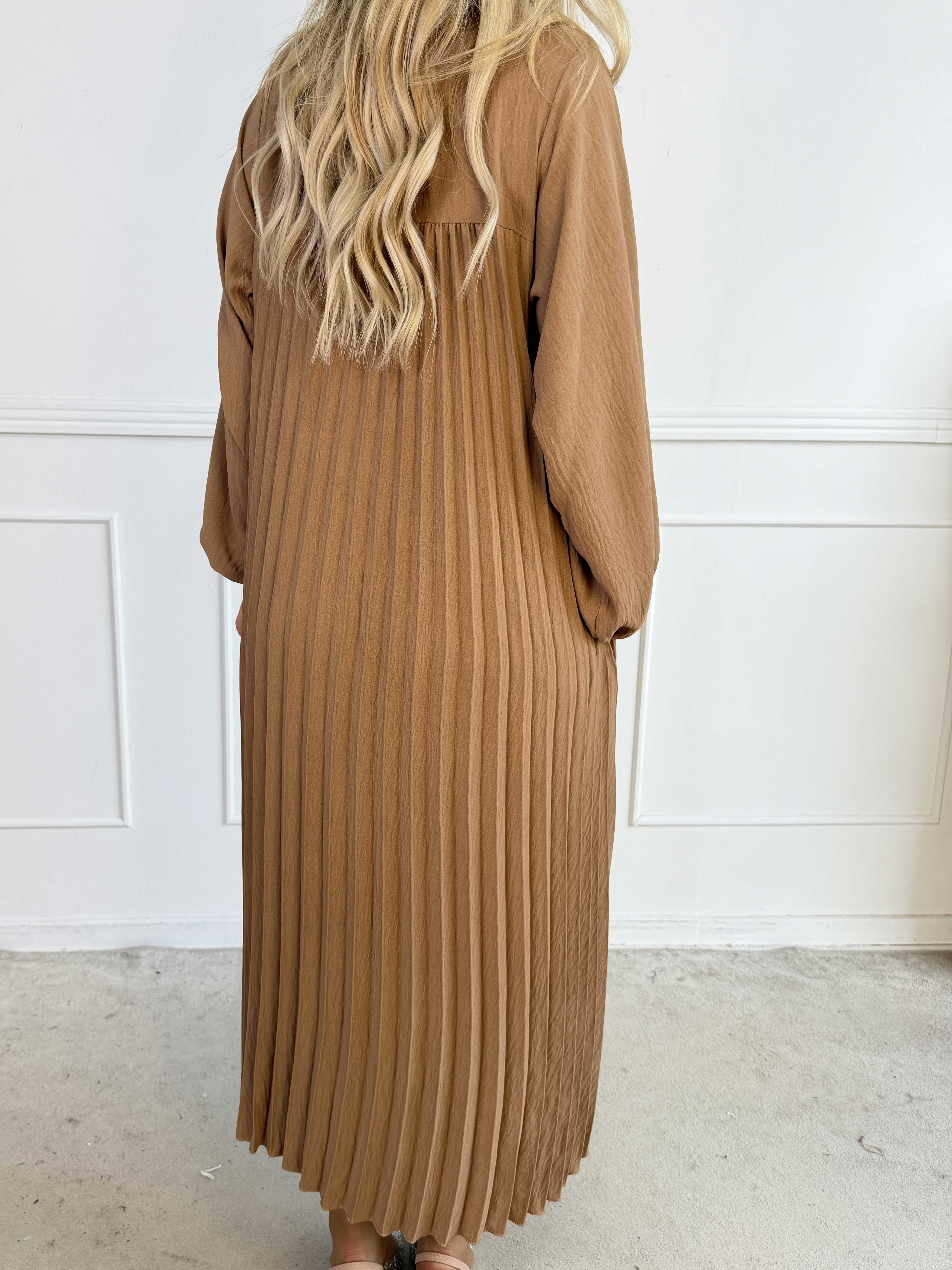 Nancy Long Sleeve - Lång klänning med plissering och fickor