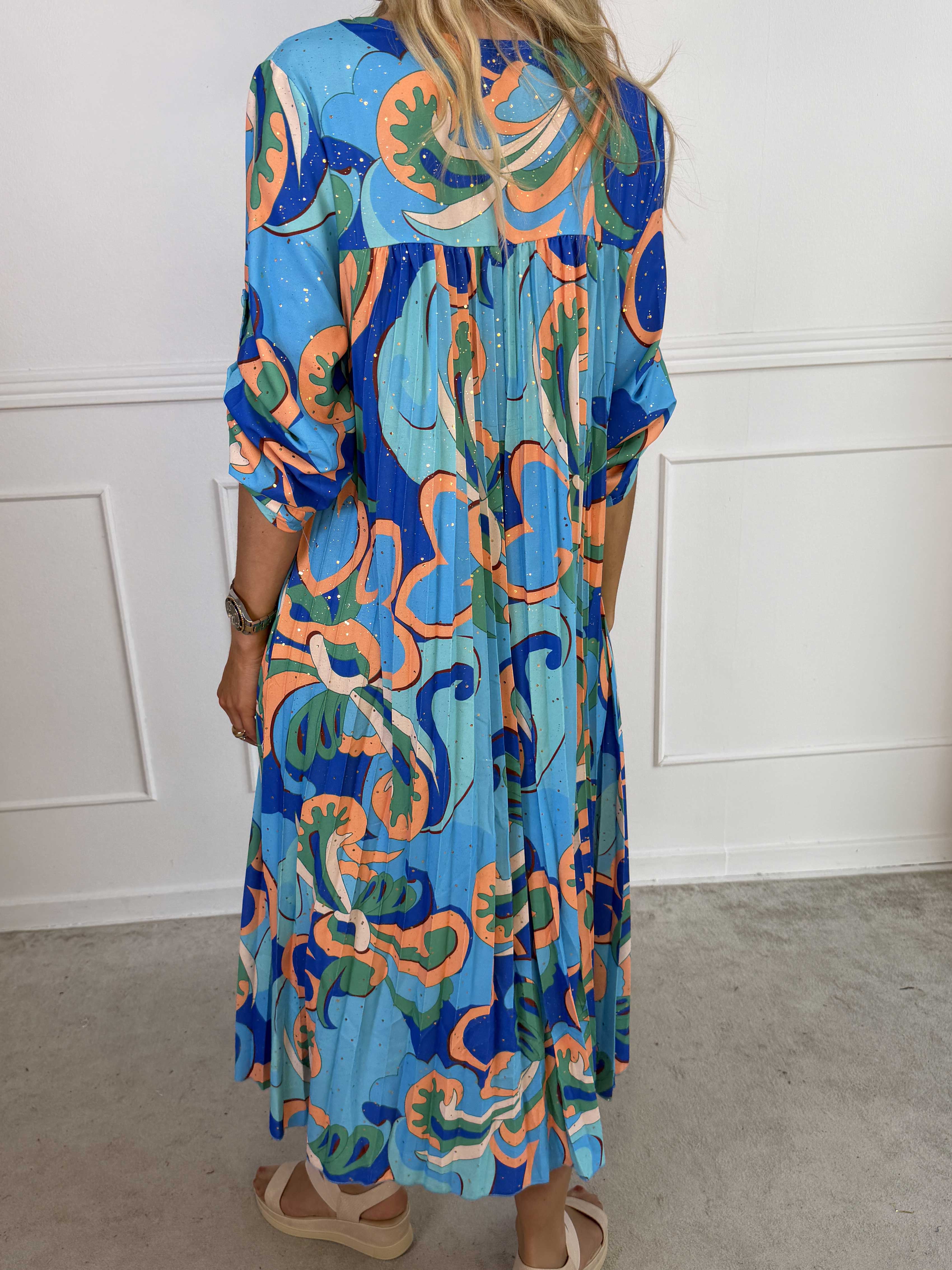 Nannie Retro - Lang plisseret kjole i flerfarvet mønster