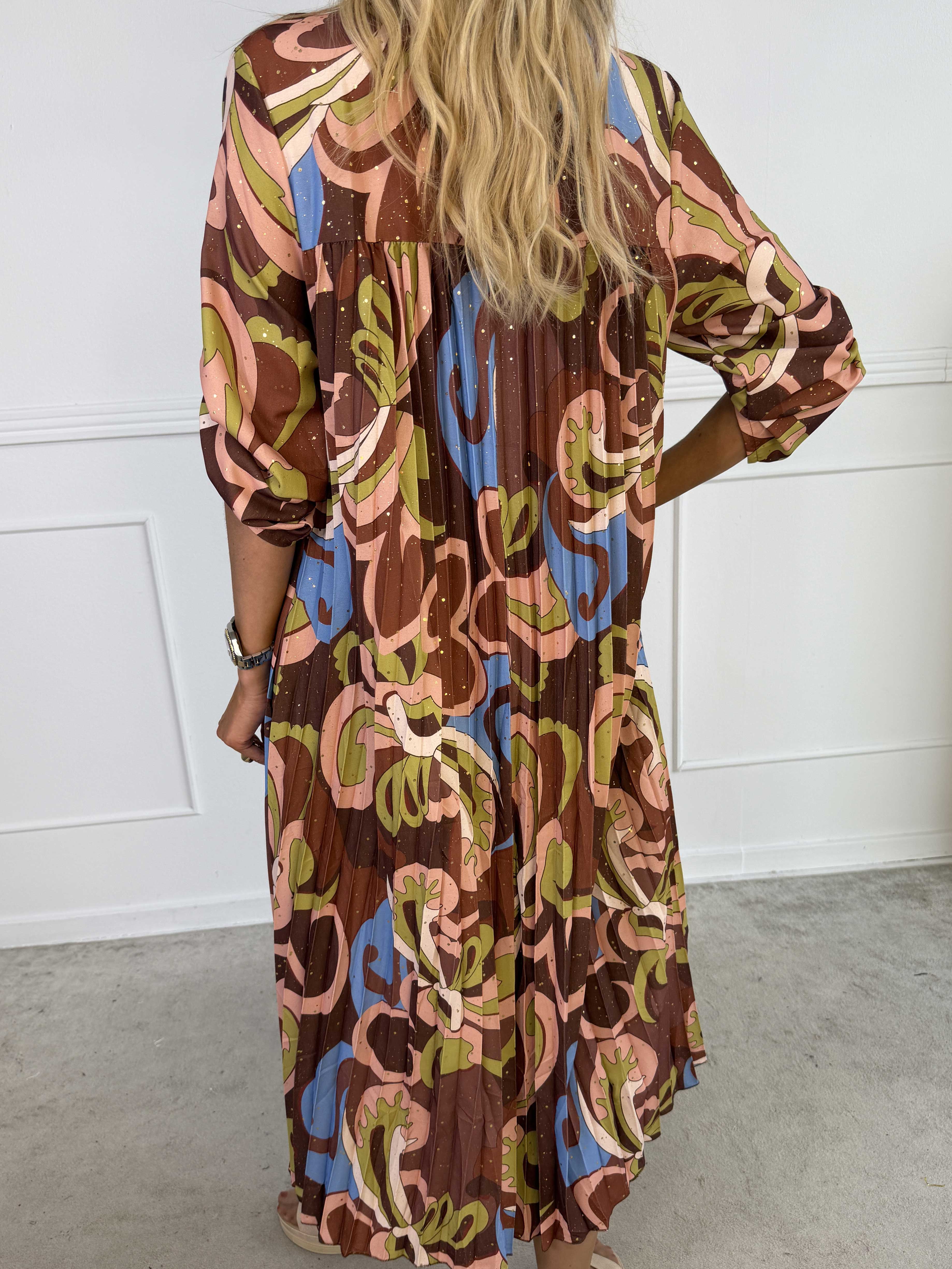 Nannie Retro - Lang plisseret kjole i flerfarvet mønster