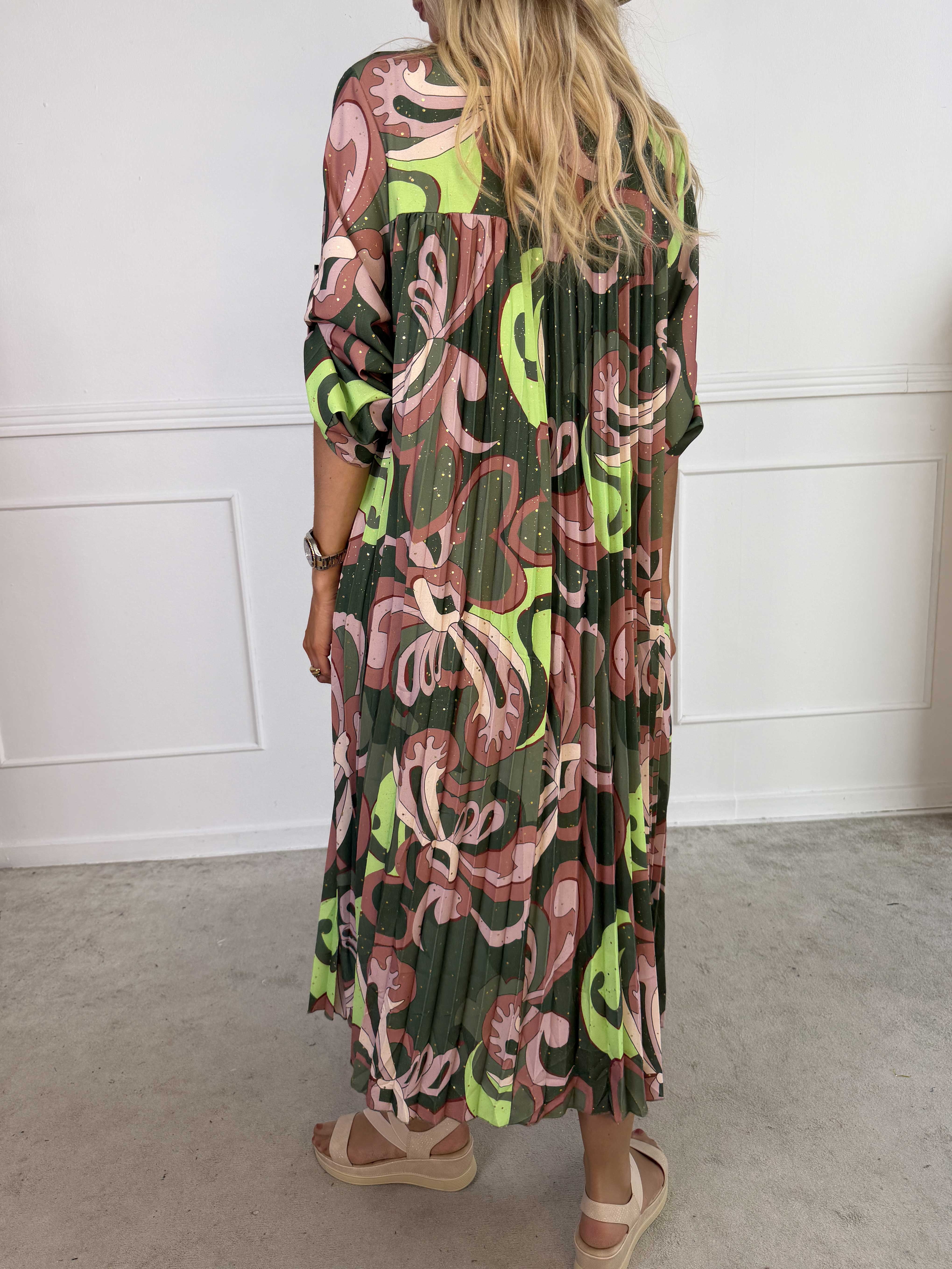 Nannie Retro - Lang plisseret kjole i flerfarvet mønster