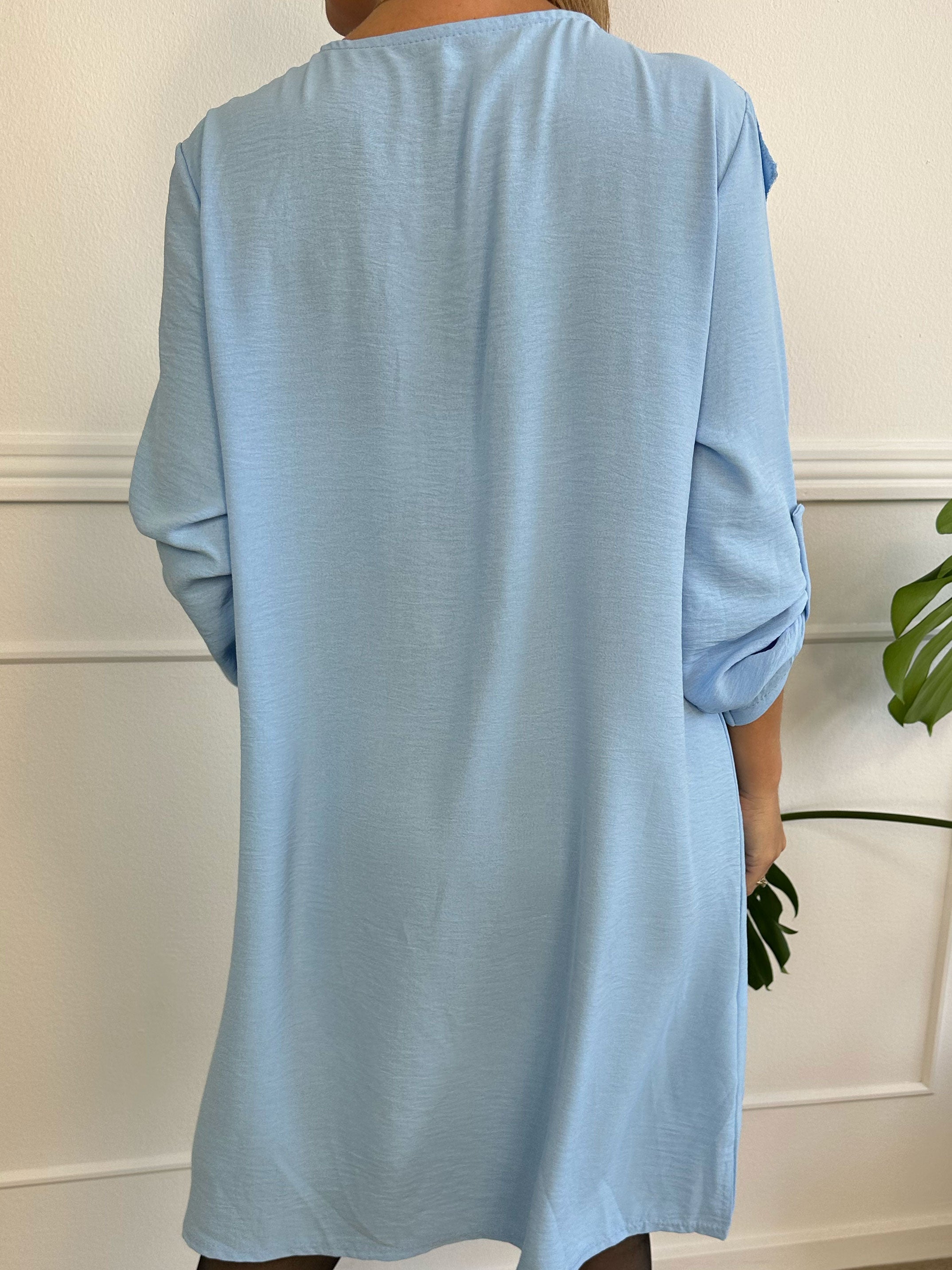 Nicola Dress - Söt klänning med volanger och knappar