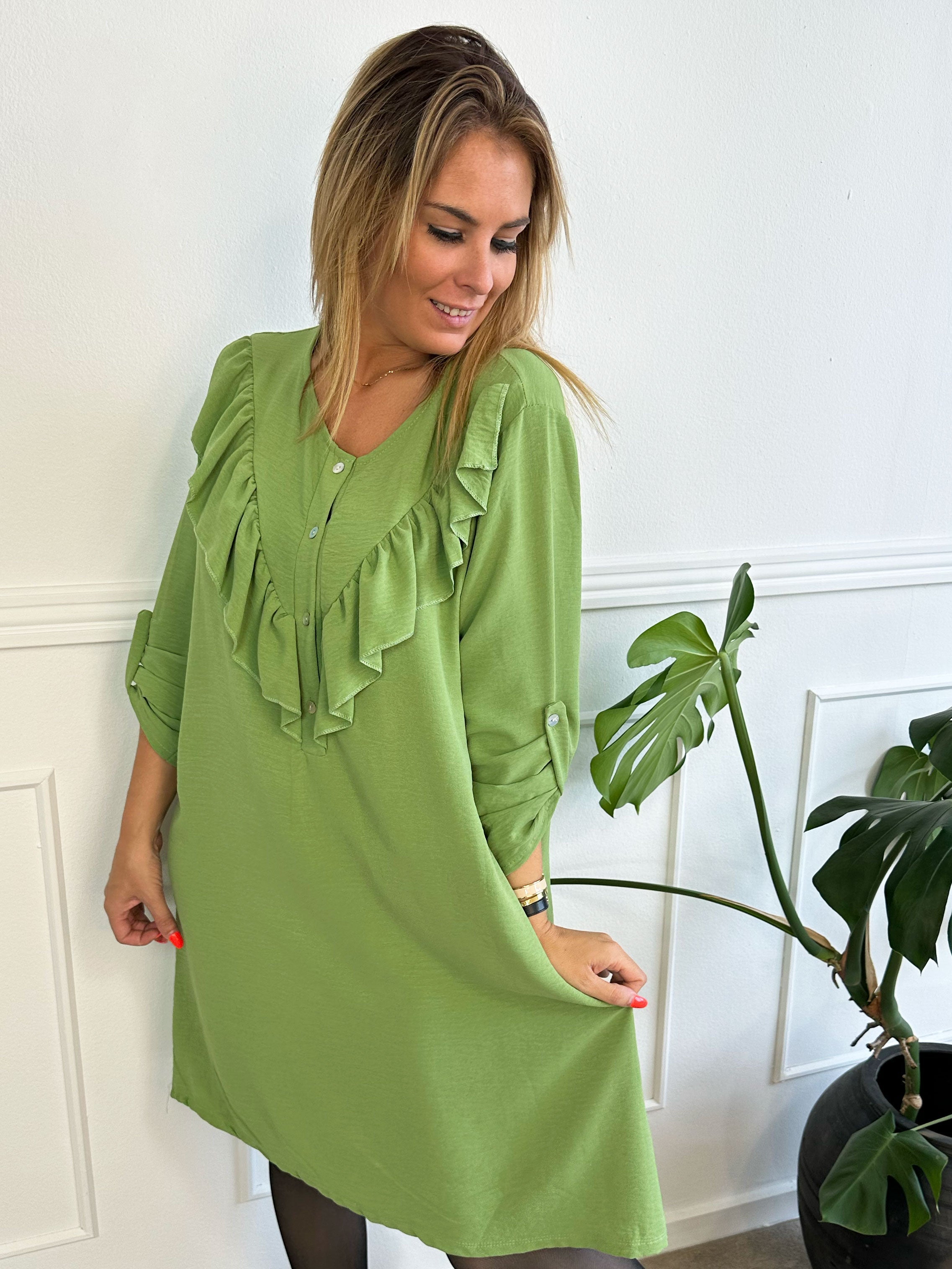 Nicola Dress - Söt klänning med volanger och knappar