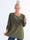 Nicola - Söt plus size blus med volanger och knappar