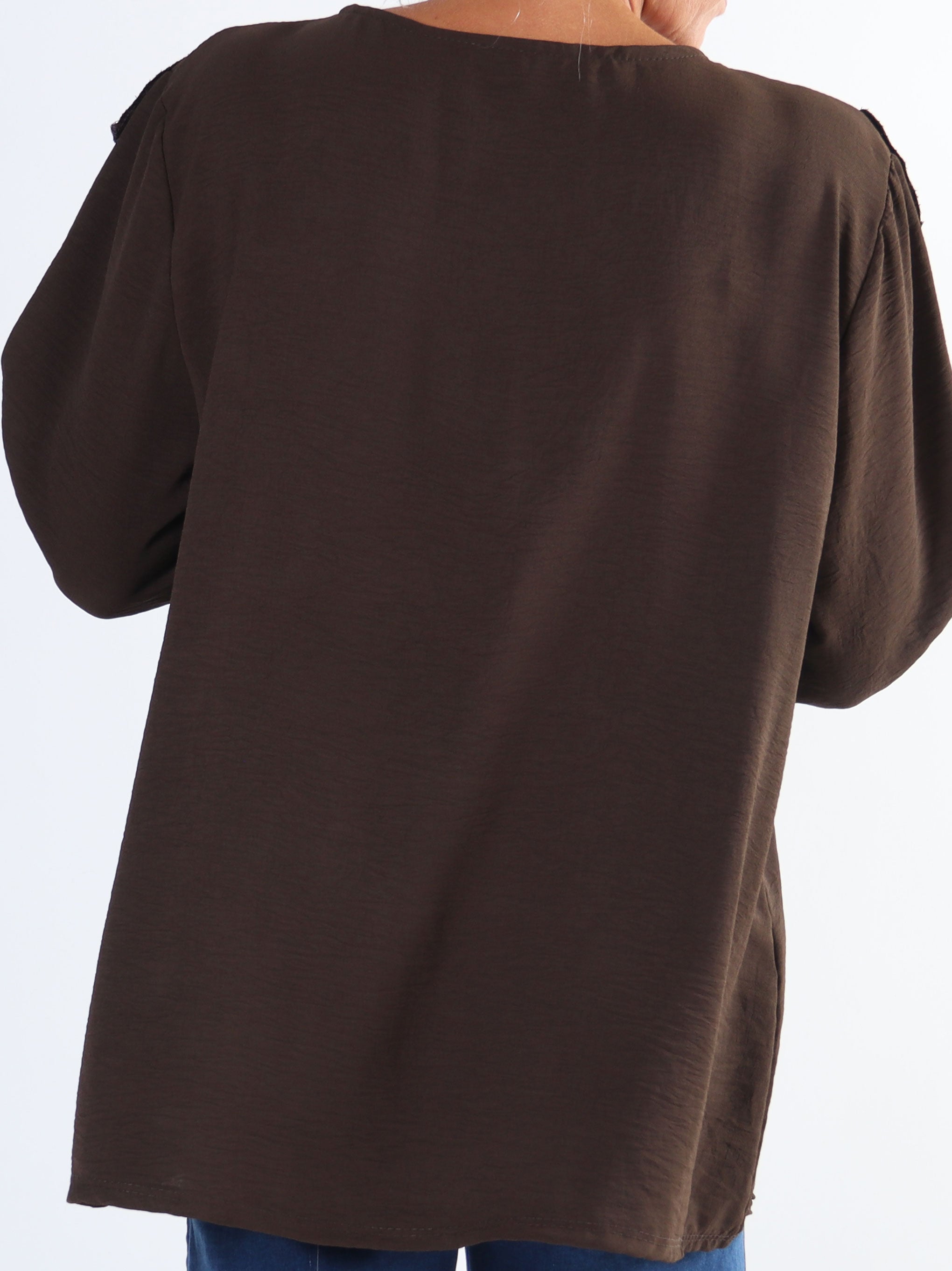 Nicola - Söt plus size blus med volanger och knappar