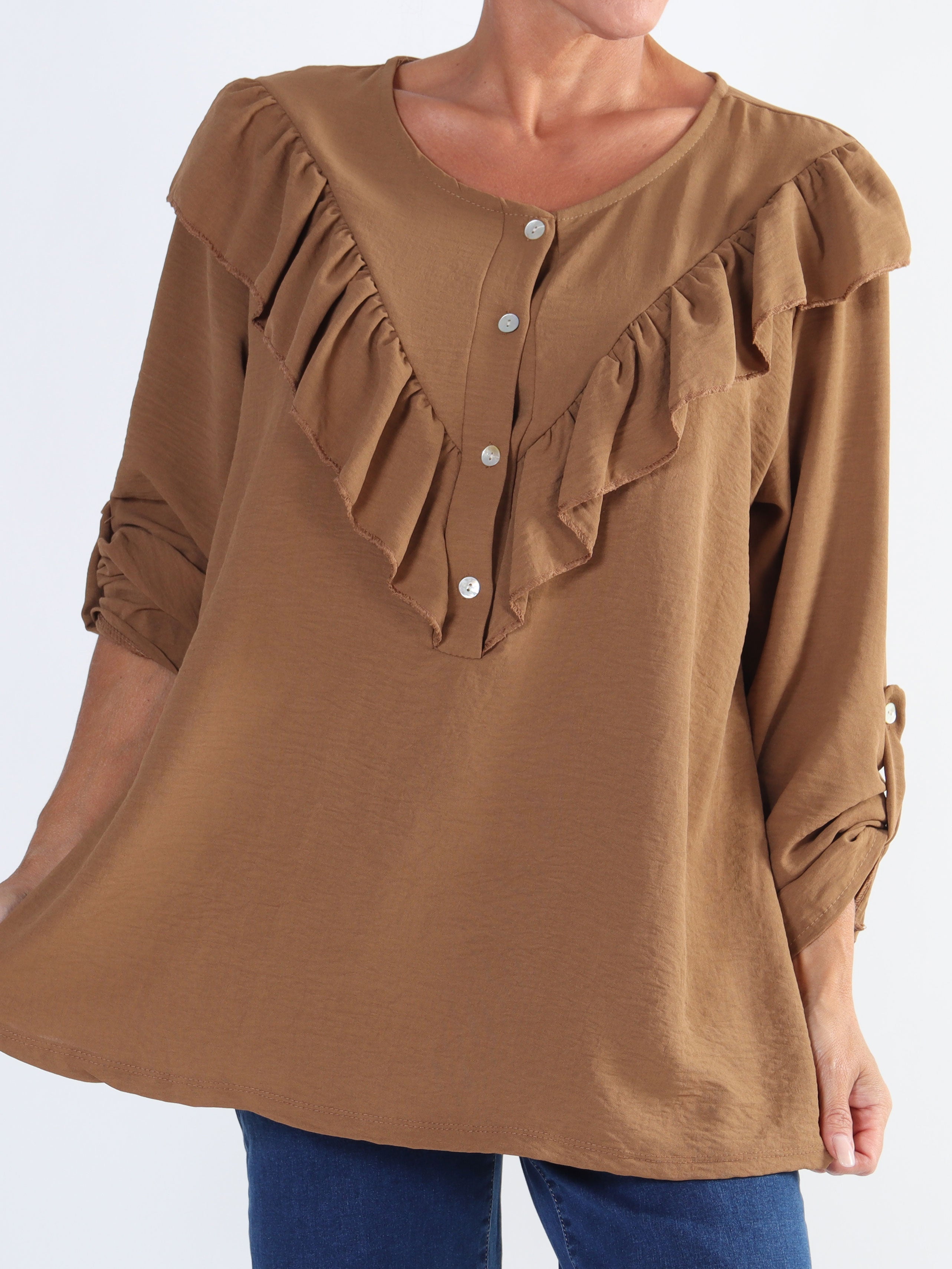 Nicola - Söt plus size blus med volanger och knappar