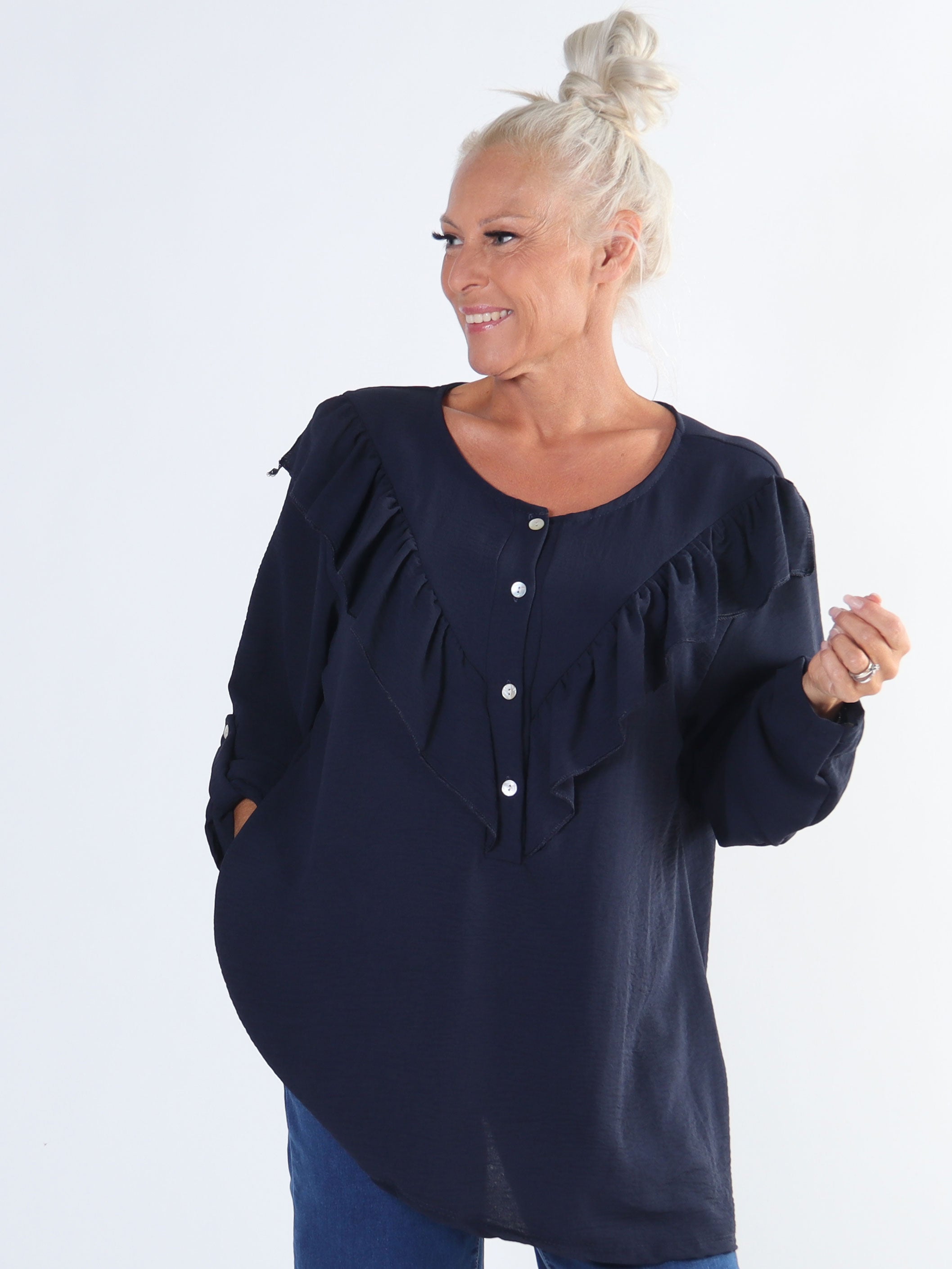 Nicola - Söt plus size blus med volanger och knappar