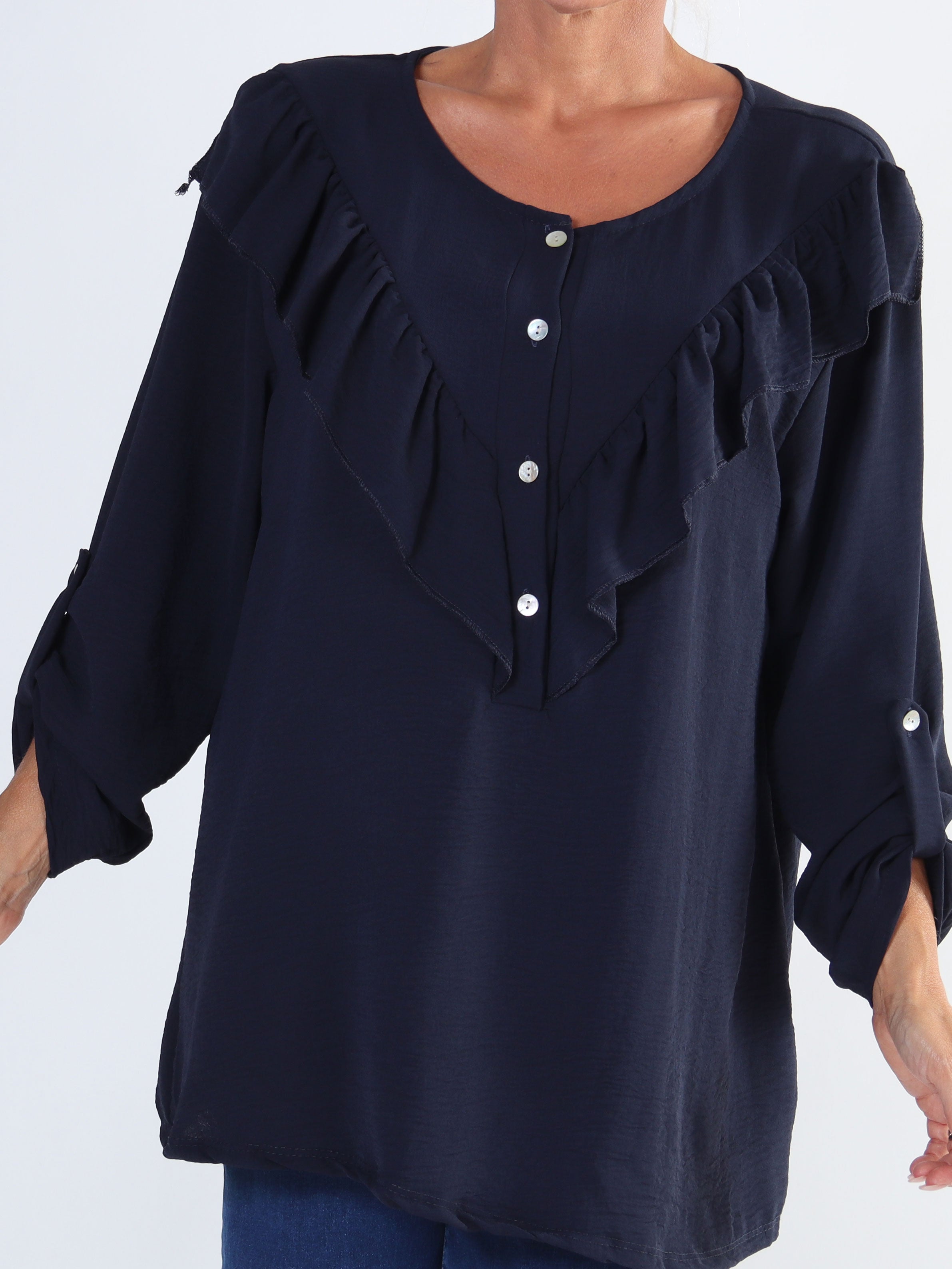 Nicola - Söt plus size blus med volanger och knappar