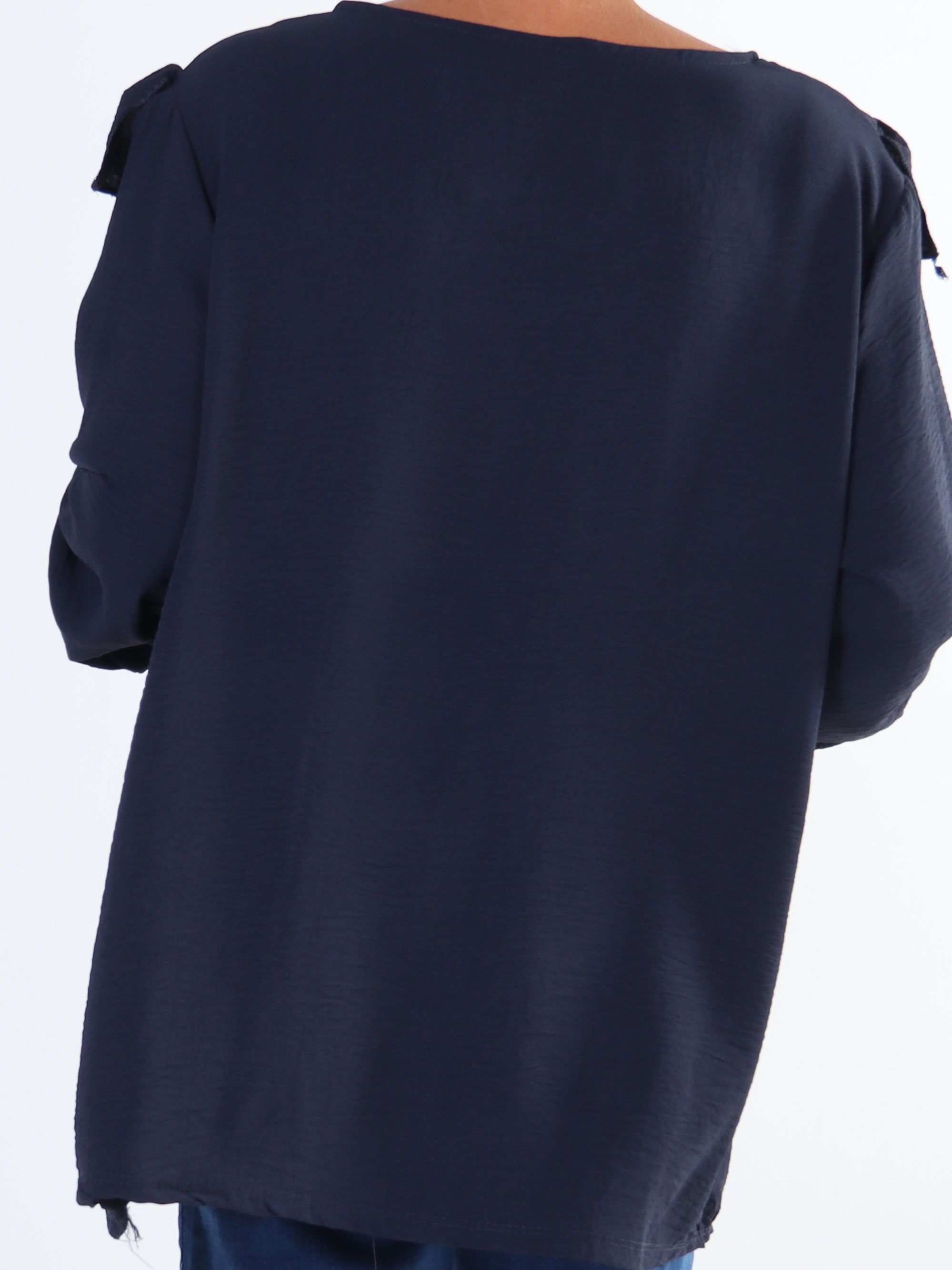 Nicola - Söt plus size blus med volanger och knappar