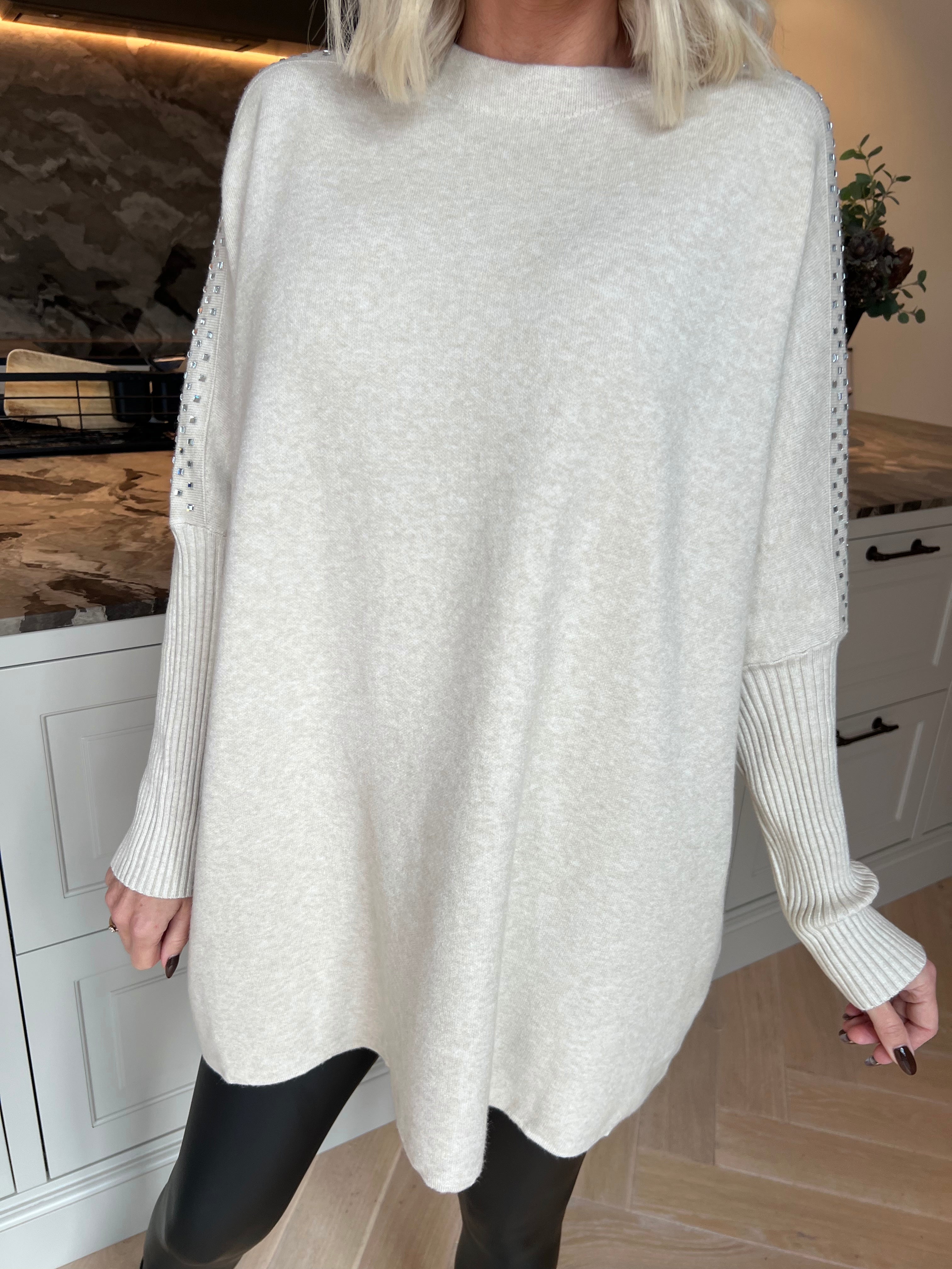 Nuala - Mjuk och stretchig stickad tröja med ribbade ärmar och eleganta strass på axlarna