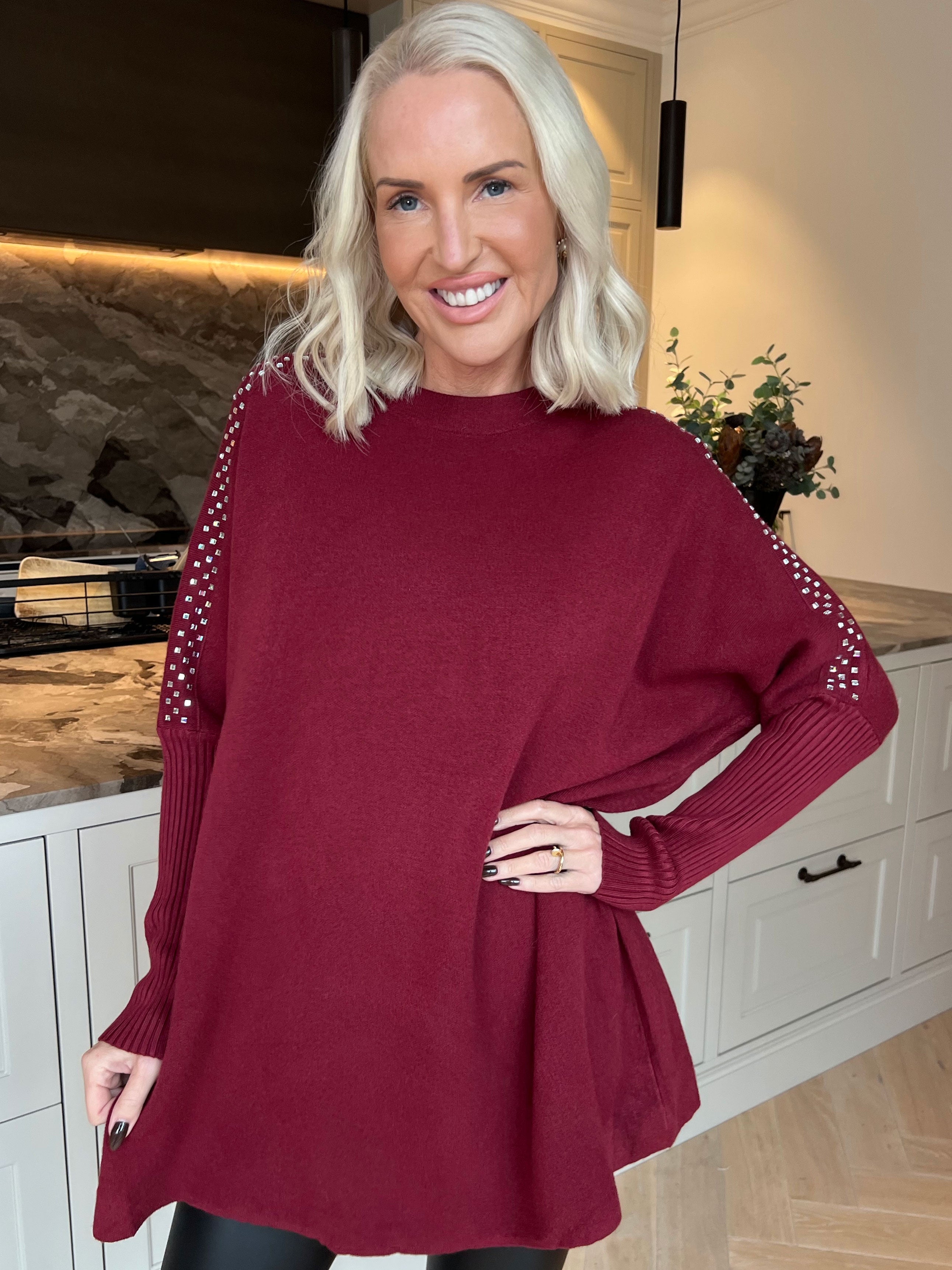 Nuala - Mjuk och stretchig stickad tröja med ribbade ärmar och eleganta strass på axlarna