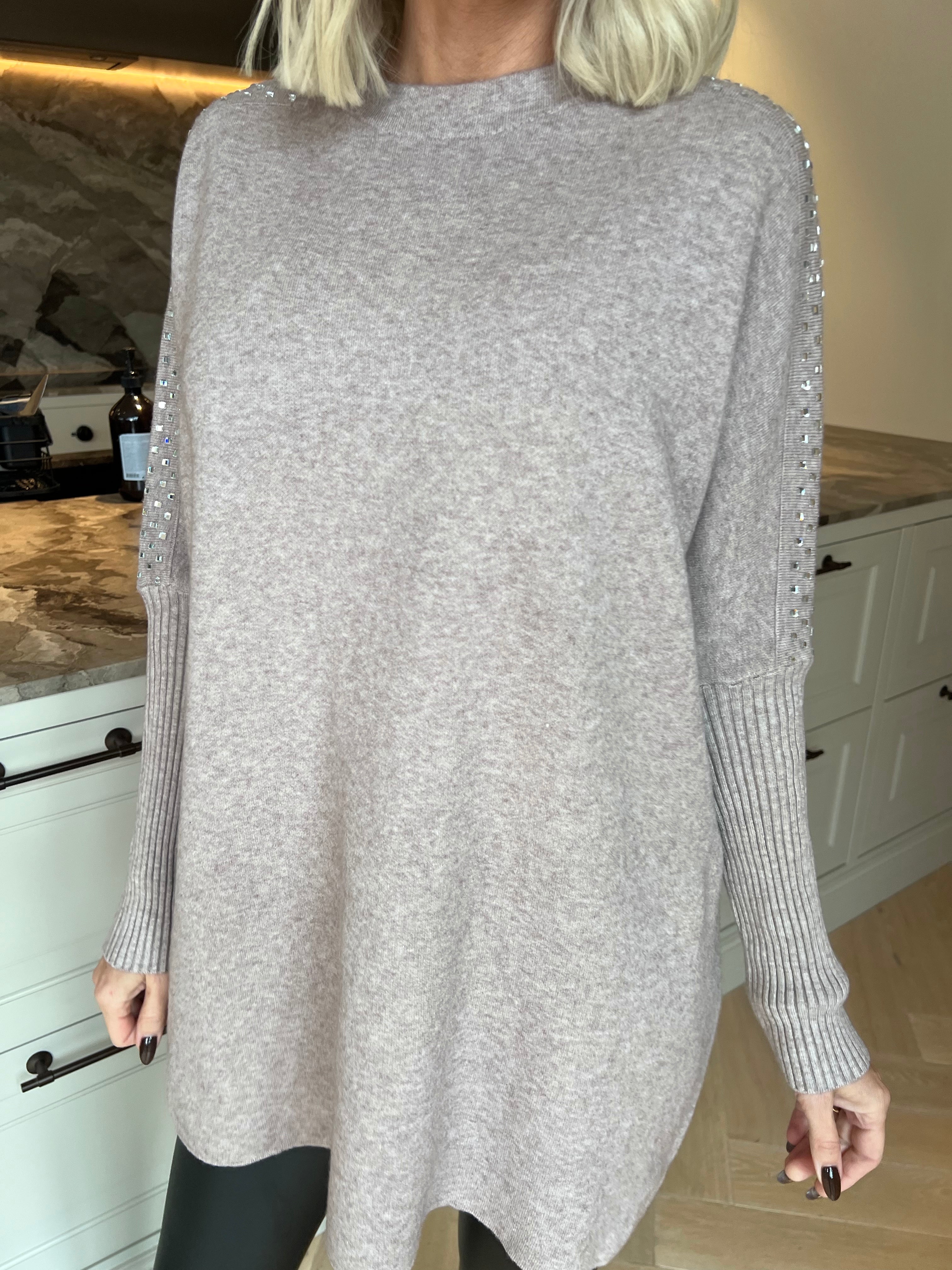 Nuala - Mjuk och stretchig stickad tröja med ribbade ärmar och eleganta strass på axlarna