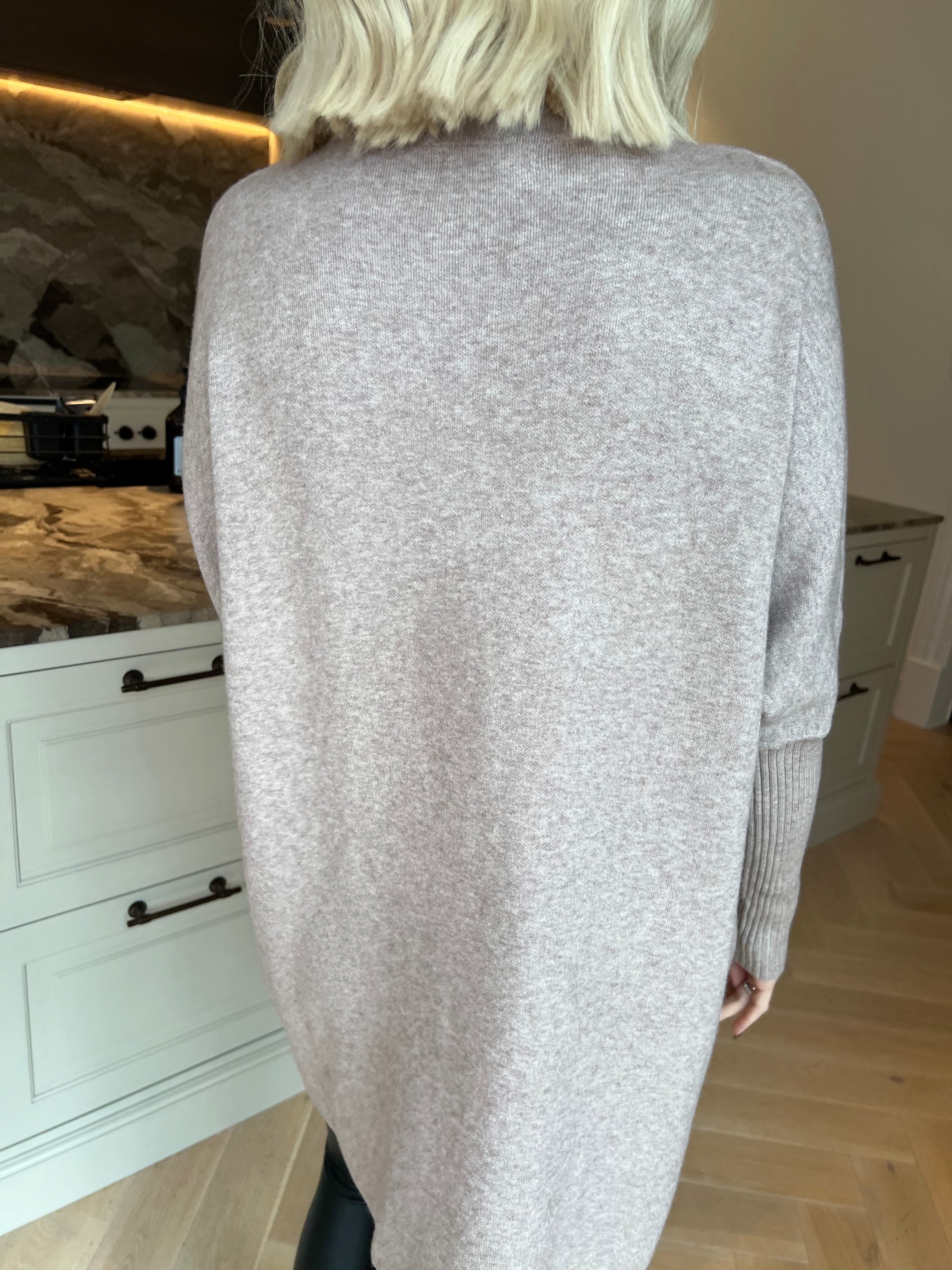 Nuala - Mjuk och stretchig stickad tröja med ribbade ärmar och eleganta strass på axlarna