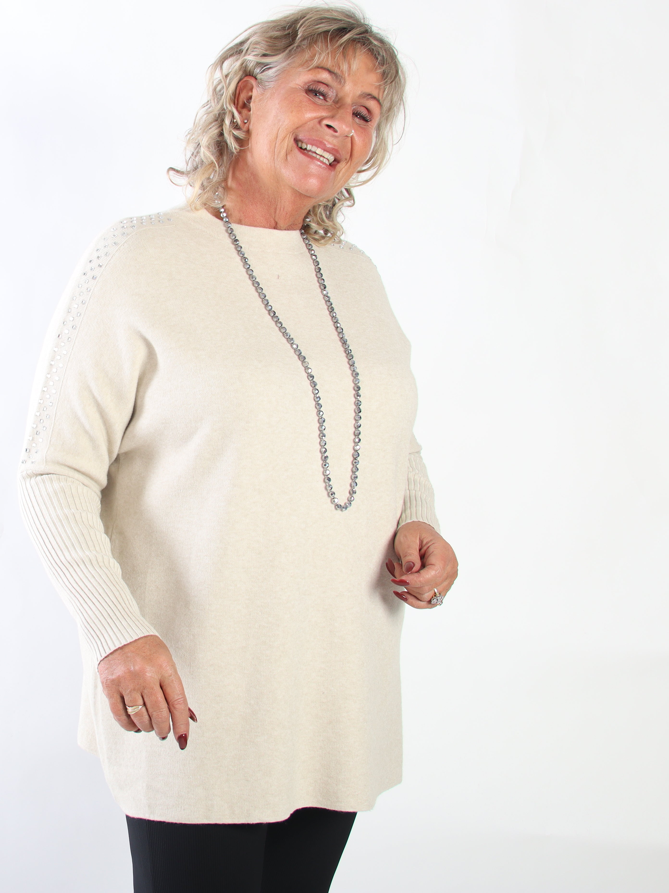 Nuala - Mjuk och stretchig stickad tröja i plus size med ribbade ärmar och eleganta strass på axlarna