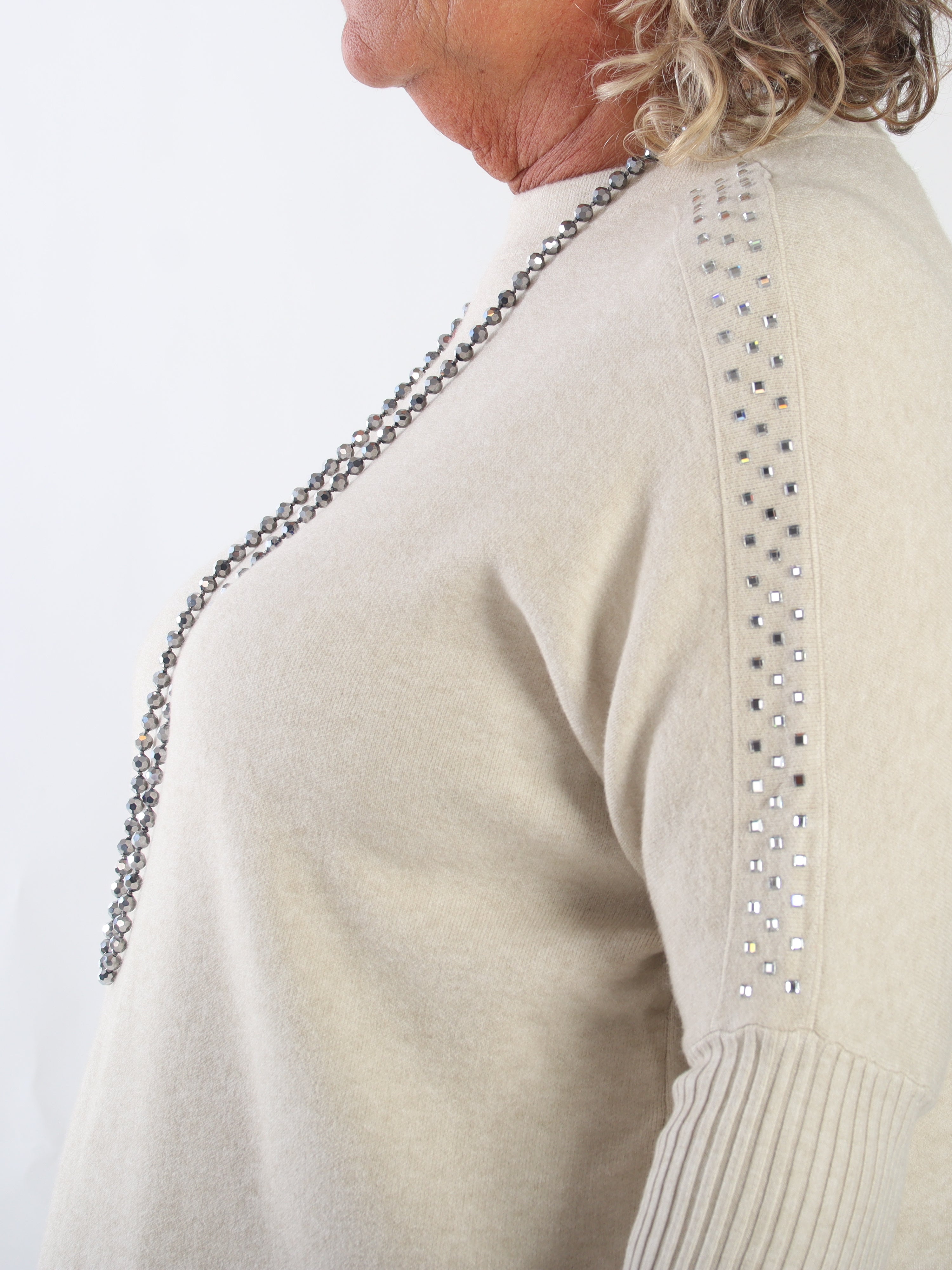 Nuala - Mjuk och stretchig stickad tröja i plus size med ribbade ärmar och eleganta strass på axlarna