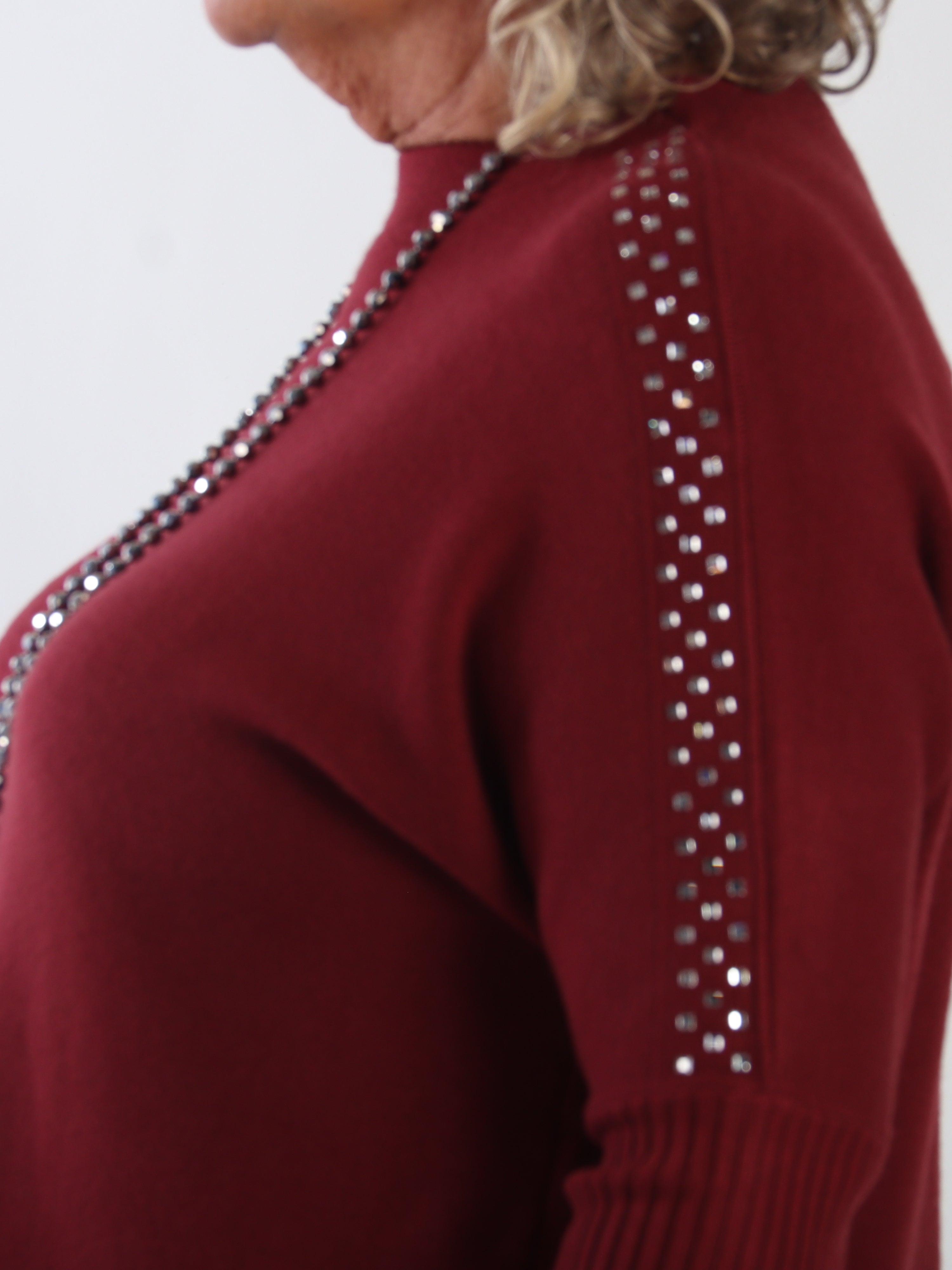 Nuala - Mjuk och stretchig stickad tröja i plus size med ribbade ärmar och eleganta strass på axlarna