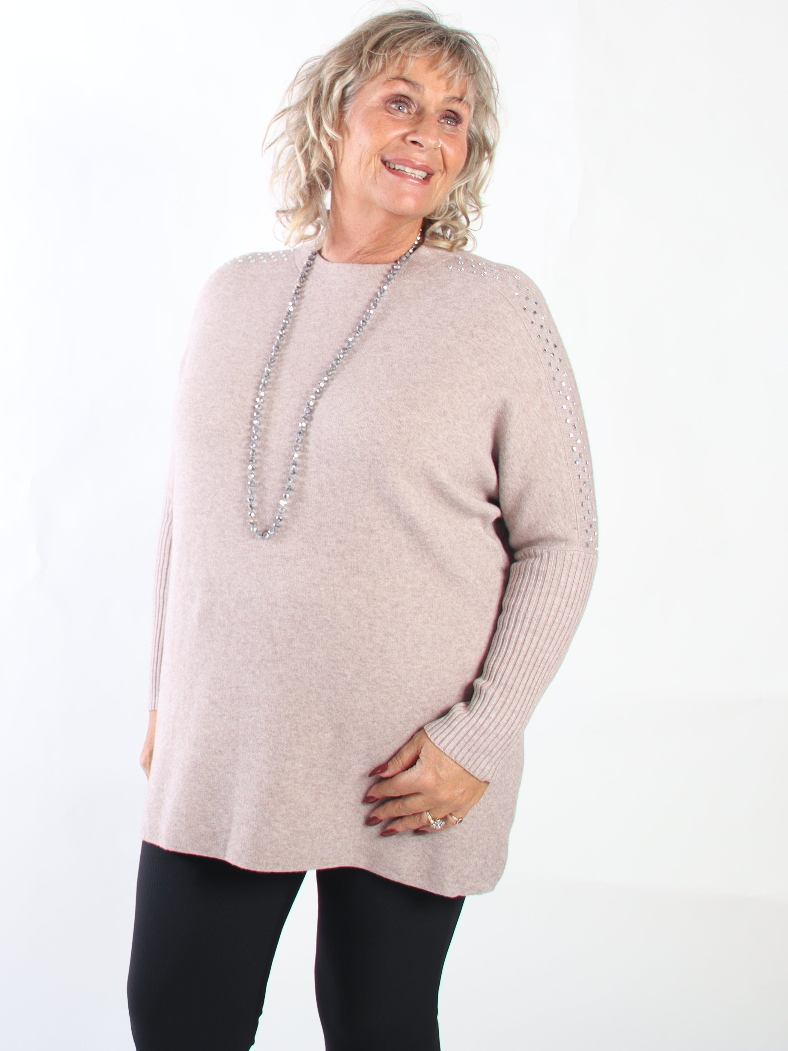 Nuala - Mjuk och stretchig stickad tröja i plus size med ribbade ärmar och eleganta strass på axlarna