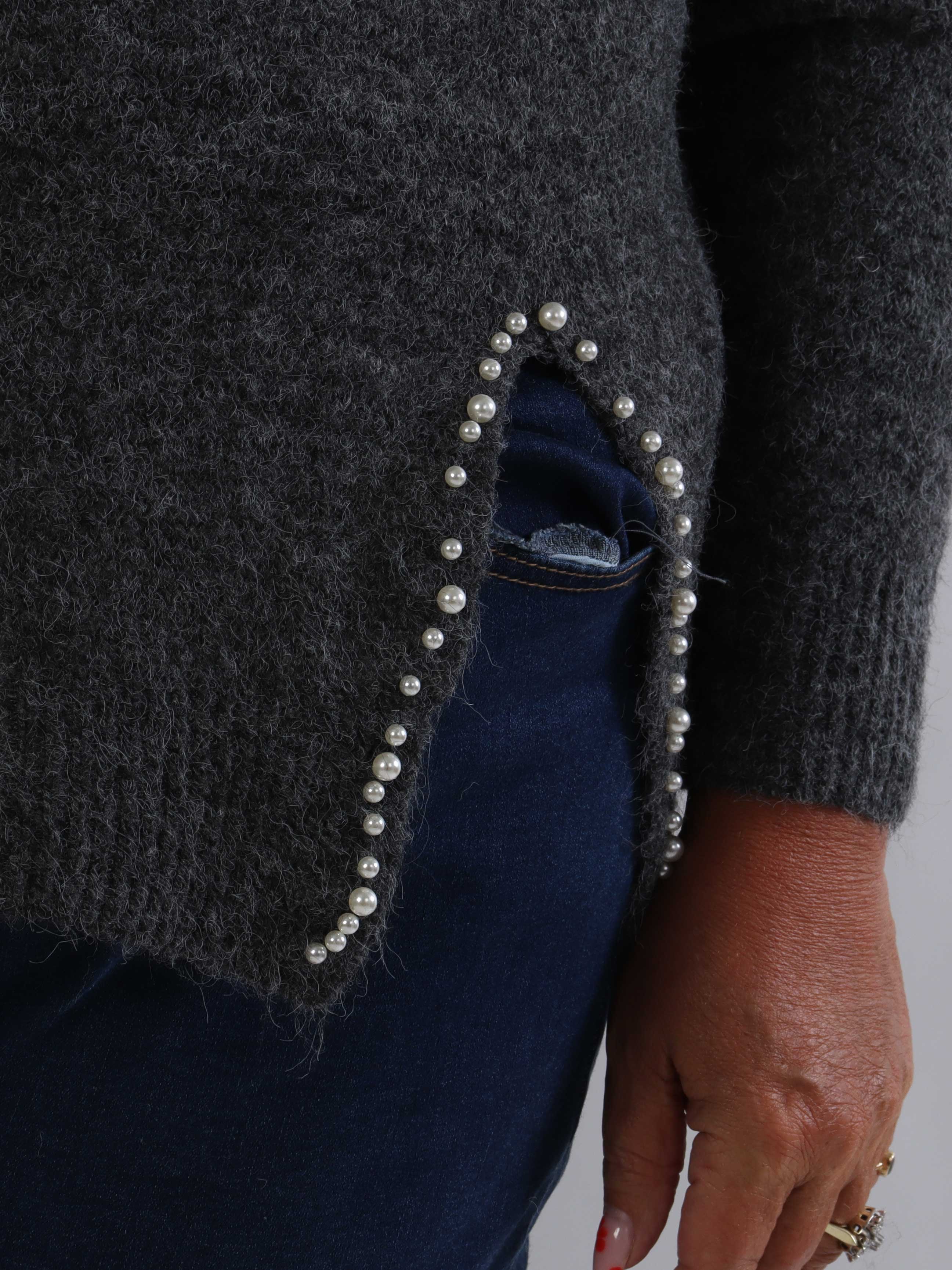 Ondine - Elegant plus size strikbluse med fine hvide perler og lille slids
