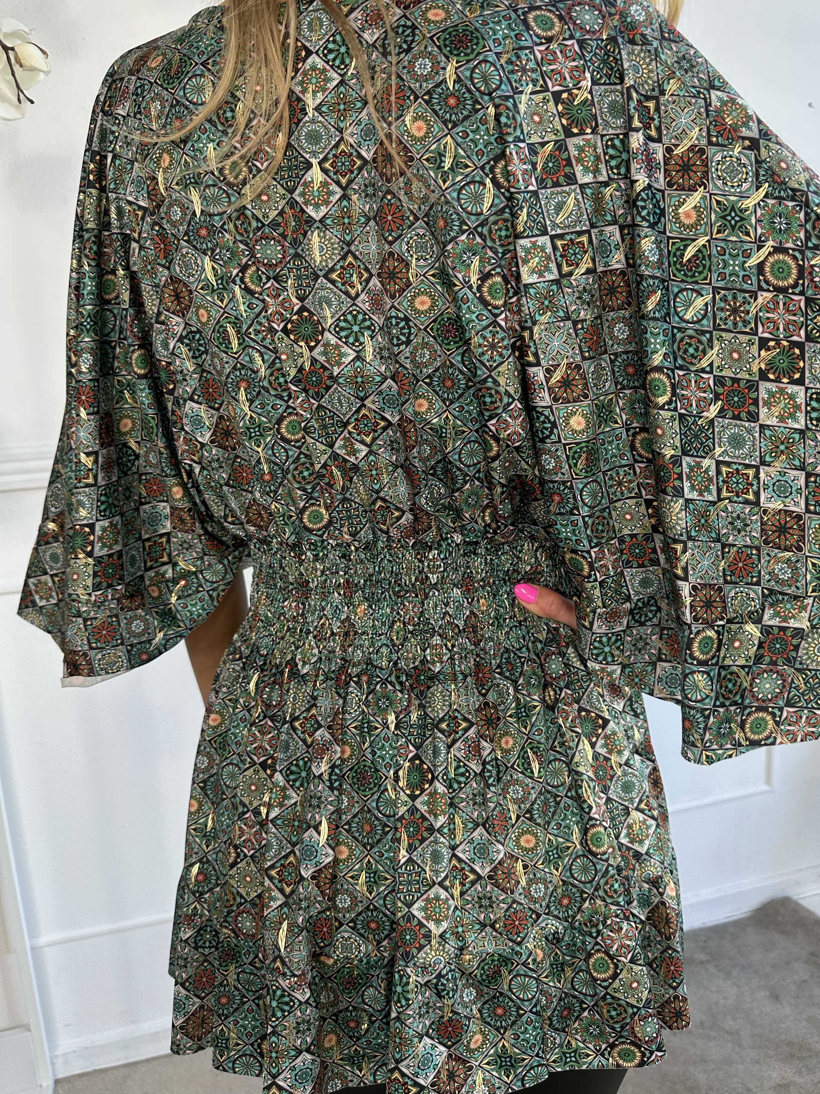 Pamela Mosaic Shirt - Elastisk tunika med smock och volanger