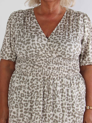 Pamina Leo Short - Kort elastisk plus size kjole i leopardprint