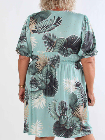 Pamina Palm Short - Elastisk plus size kjole med blad motiver og guld støv