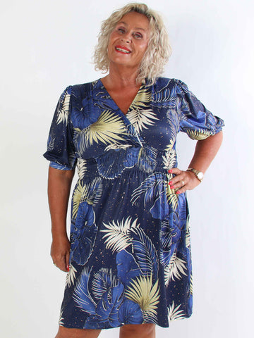 Pamina Palm Short - Elastisk plus size kjole med blad motiver og guld støv