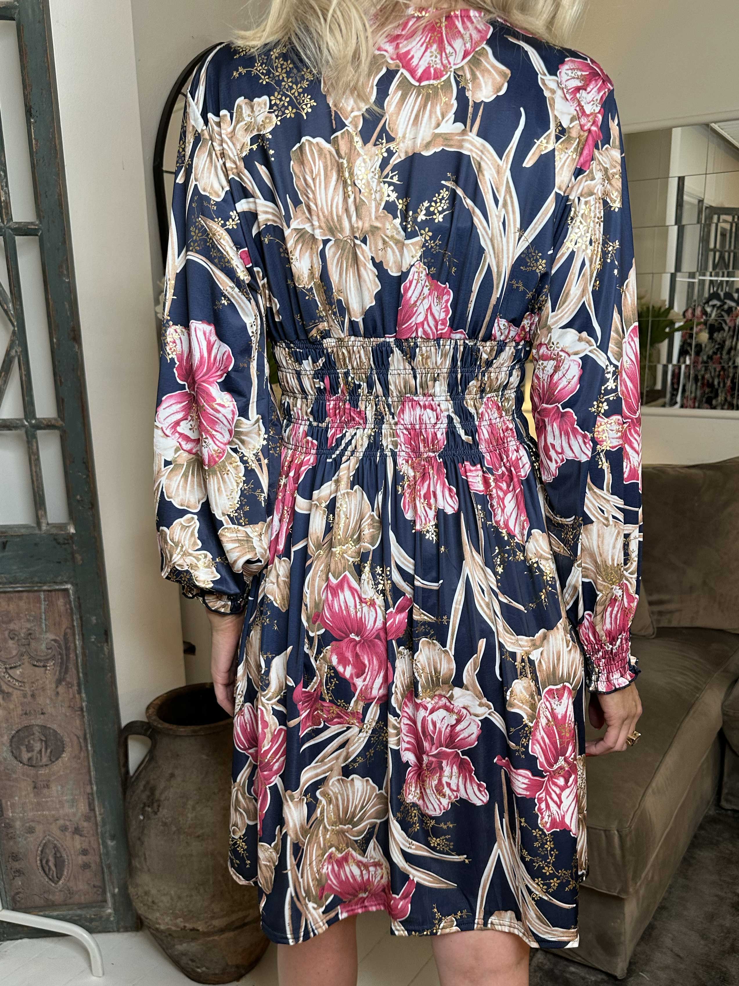 Pams Flower Short L/S - Mönstrad klänning med resår i skrynkelfritt tyg