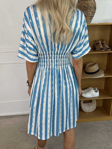 Pams Stripe Short - Randig klänning med resår och gulddetaljer
